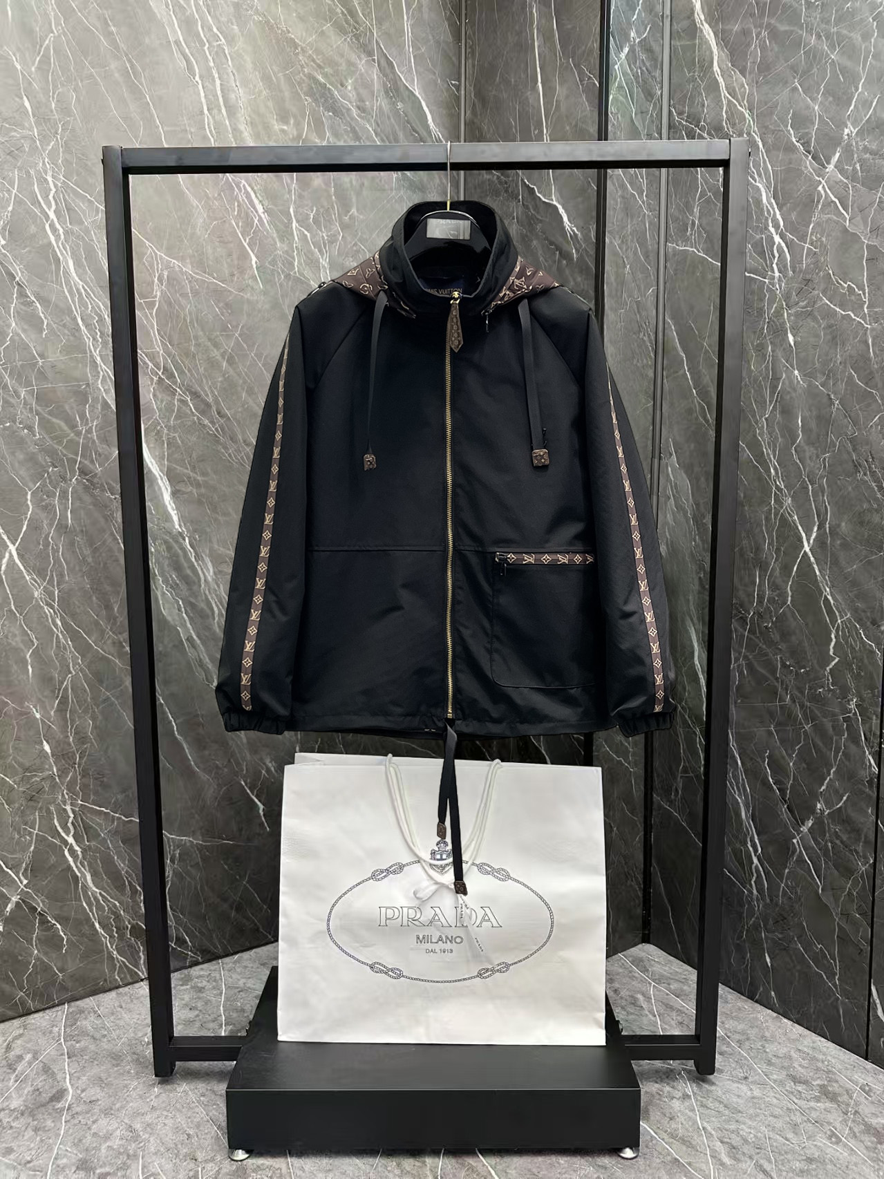 NO:137333,The same style on the official website, complete three standards, released in advance. 2025ss Spring New Men's Jacket Jacket, original three standards, full high-end version. Customized counter fabrics, breathable and comfortable, impeccable details, brand elements design concept, reflect high quality. The feel is delicate and soft, presents casual cut, and the upper body style is superb. Number of sizes M~3XL, maximum wear 195 catties, louis vuitton, jackets & coats, jackets & coats, alexander wang19860909LV 官网同款,三标齐全,提前发售 2025ss开春新款男士夹克外套,原单三标齐全高端版本 专柜定制面料 透气舒适度高,细节无可挑剔,品牌元素设计理念,体现高品质.手感细腻柔软 呈现休闲裁剪,上身版型超赞 码数M～3XL,最大穿195斤,,louis vuitton,jackets & coats,jackets & coats,alexander wang,Men's clothing