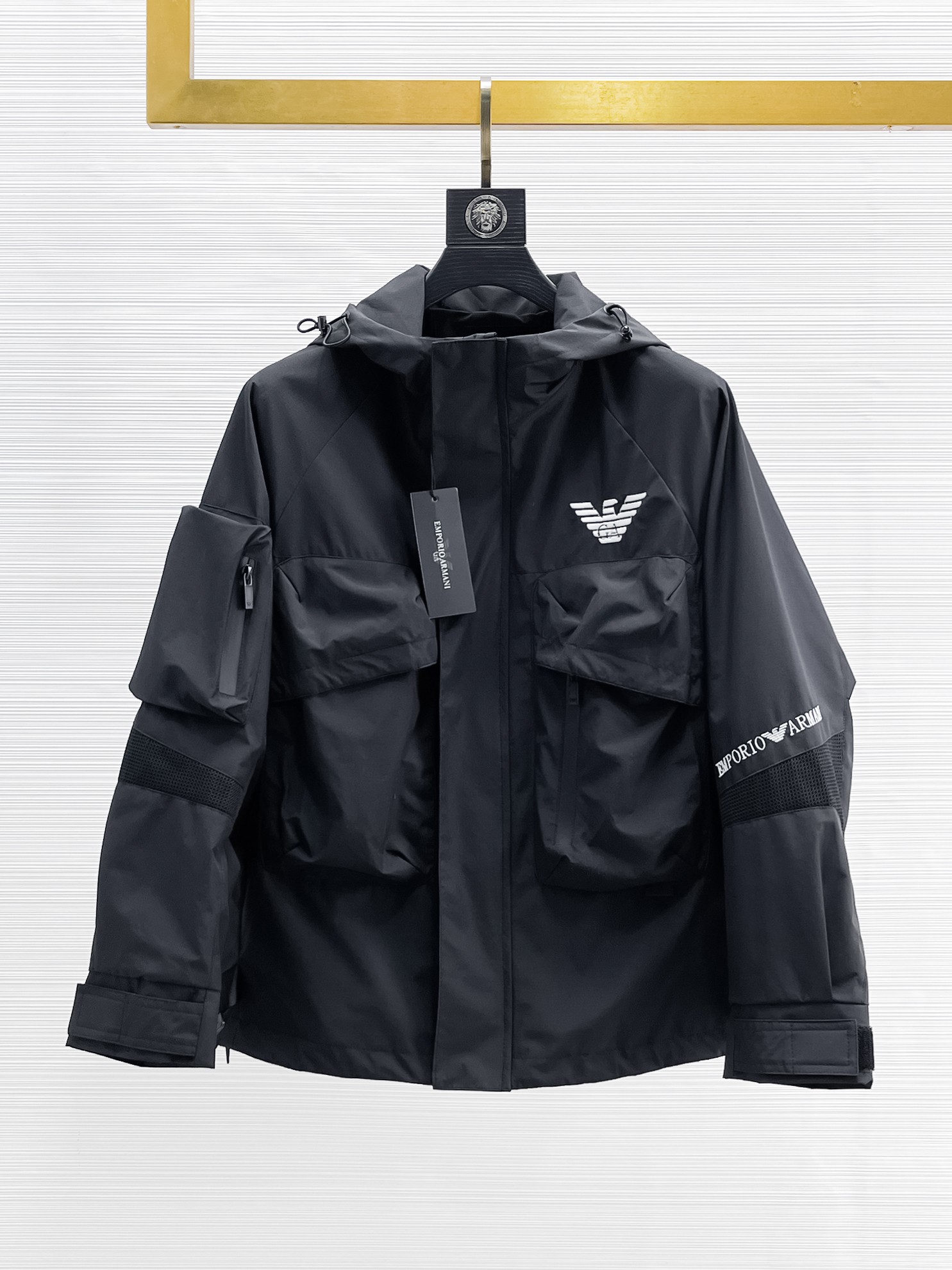 NO:869138,Same style as Armani official website, on sale in advance!  2026ss new spring men's jackets, original high-end version with three standards!  With hidden hood, custom-made fabrics at the counter, highly breathable and comfortable, impeccable details, brand element design concept, reflecting high quality. It feels delicate and soft!  It presents a casual cut and the upper body shape is awesome!  Size M～3XL, maximum wearing capacity is 195 catties.,,armani,jackets & coats,jackets & coats,hats,19860909阿玛尼 官网同款,提前发售！2026ss开春新款男士夹克外套,原单三标齐全高端版本！带隐藏帽,专柜定制面料 透气舒适度高,细节无可挑剔,品牌元素设计理念,体现高品质.手感细腻柔软！呈现休闲裁剪,上身版型超赞！码数M～3XL,最大穿195斤.,,armani,jackets & coats,jackets & coats,hats,,Men's clothing
