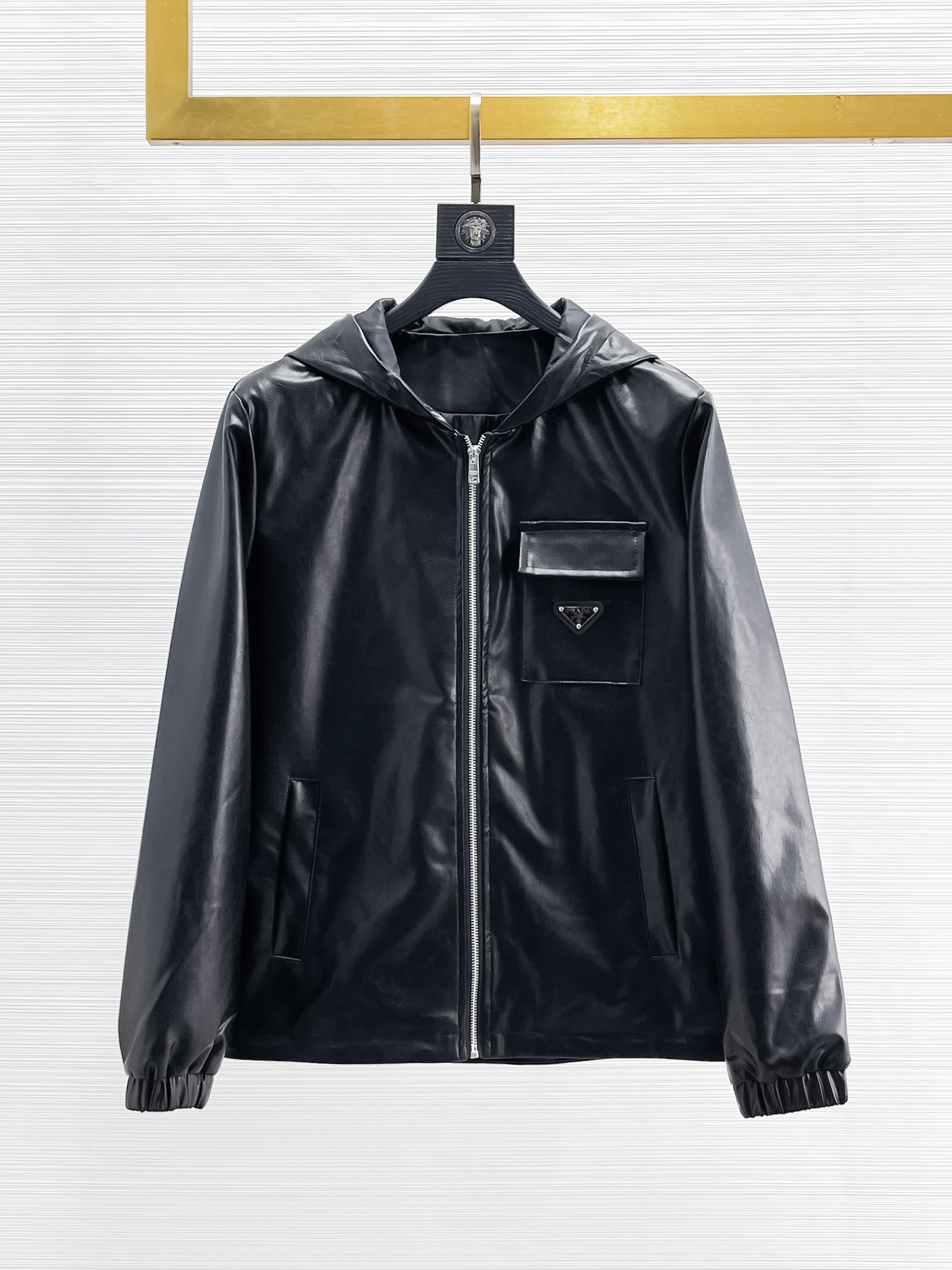 NO:869148,Same style as Prada official website, on sale in advance!  2026ss spring new men's leather jacket, original three-standard high-end version!  With hidden hood, custom-made fabrics at the counter, highly breathable and comfortable, impeccable details, brand element design concept, reflecting high quality. It feels delicate and soft!  It presents a casual cut and the upper body shape is awesome!  Size M～3XL, maximum wear is 195 catties.,,prada,jackets & coats,jackets & coats,leather jacket,hats,19860909普拉达 官网同款,提前发售！2026ss开春新款男士皮衣夹克外套,原单三标齐全高端版本！带隐藏帽,专柜定制面料 透气舒适度高,细节无可挑剔,品牌元素设计理念,体现高品质.手感细腻柔软！呈现休闲裁剪,上身版型超赞！码数M～3XL,最大穿195斤.,,prada,jackets & coats,jackets & coats,leather jacket,hats,,Men's clothing