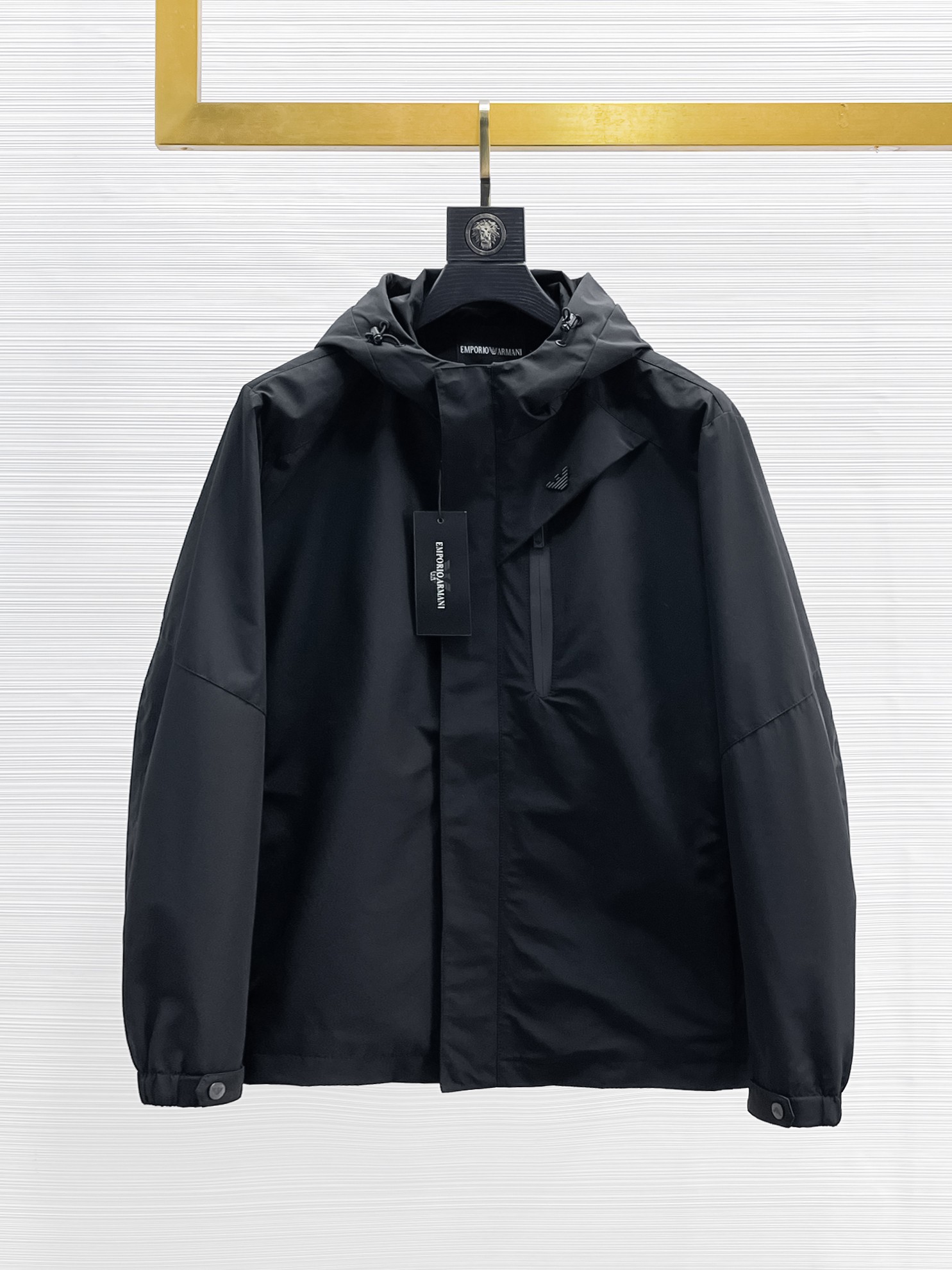 NO:869157,Same style as Armani official website, on sale in advance!  2026ss new spring men's jackets, original high-end version with three standards!  With hidden hood, custom-made fabrics at the counter, highly breathable and comfortable, impeccable details, brand element design concept, reflecting high quality. It feels delicate and soft!  It presents a casual cut and the upper body shape is awesome!  Size M～3XL, maximum wearing capacity is 195 catties.,,armani,jackets & coats,jackets & coats,hats,19860909阿玛尼 官网同款,提前发售！2026ss开春新款男士夹克外套,原单三标齐全高端版本！带隐藏帽,专柜定制面料 透气舒适度高,细节无可挑剔,品牌元素设计理念,体现高品质.手感细腻柔软！呈现休闲裁剪,上身版型超赞！码数M～3XL,最大穿195斤.,,armani,jackets & coats,jackets & coats,hats,,Men's clothing