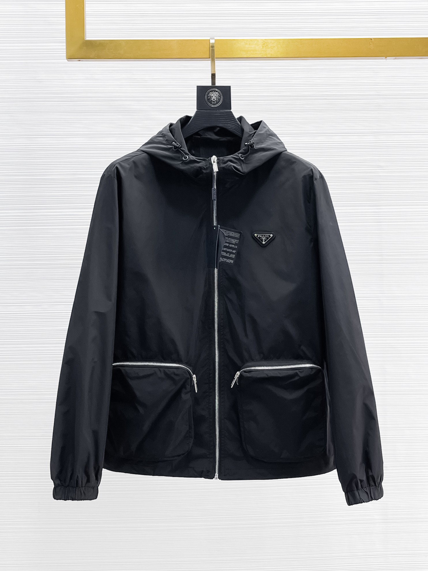 NO:869164,Same style as Prada official website, on sale in advance!  2026ss new spring men's jackets, original high-end version with three standards!  With hidden hood, custom-made fabrics at the counter, highly breathable and comfortable, impeccable details, brand element design concept, reflecting high quality. It feels delicate and soft!  It presents a casual cut and the upper body shape is awesome!  Size M～3XL, maximum wearing capacity is 195 catties.,,prada,jackets & coats,jackets & coats,hats,19860909普拉达 官网同款,提前发售！2026ss开春新款男士夹克外套,原单三标齐全高端版本！带隐藏帽,专柜定制面料 透气舒适度高,细节无可挑剔,品牌元素设计理念,体现高品质.手感细腻柔软！呈现休闲裁剪,上身版型超赞！码数M～3XL,最大穿195斤.,,prada,jackets & coats,jackets & coats,hats,,Men's clothing