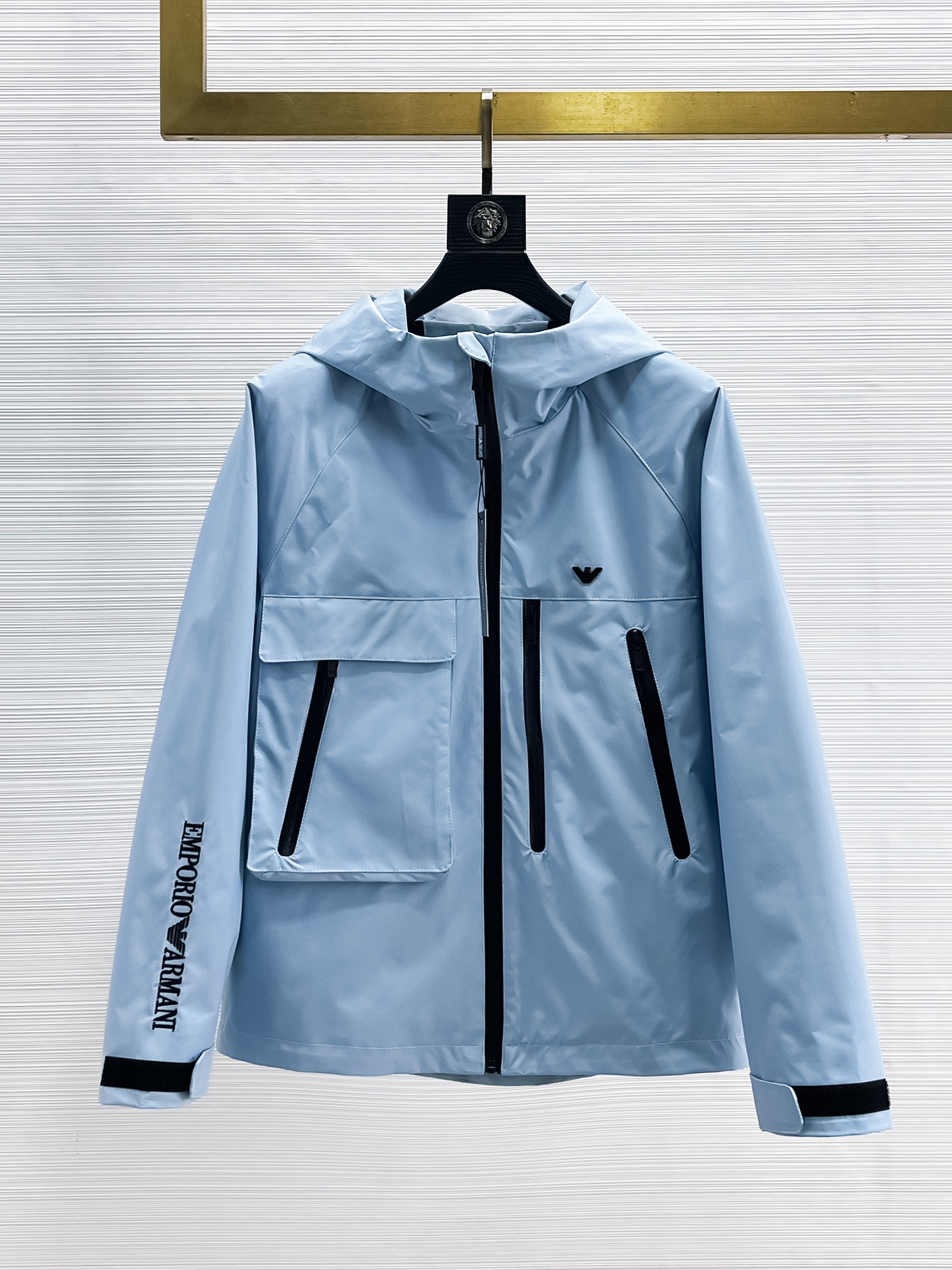 NO:869080,Same style as Armani official website, on sale in advance!  2026ss new spring men's jackets, original high-end version with three standards!  With hidden hood, custom-made fabrics at the counter, highly breathable and comfortable, impeccable details, brand element design concept, reflecting high quality. It feels delicate and soft!  It presents a casual cut and the upper body shape is awesome!  Size M～3XL, maximum wearing capacity is 195 catties.,,armani,jackets & coats,jackets & coats,hats,19860909阿玛尼 官网同款,提前发售！2026ss开春新款男士夹克外套,原单三标齐全高端版本！带隐藏帽,专柜定制面料 透气舒适度高,细节无可挑剔,品牌元素设计理念,体现高品质.手感细腻柔软！呈现休闲裁剪,上身版型超赞！码数M～3XL,最大穿195斤.,,armani,jackets & coats,jackets & coats,hats,,Men's clothing