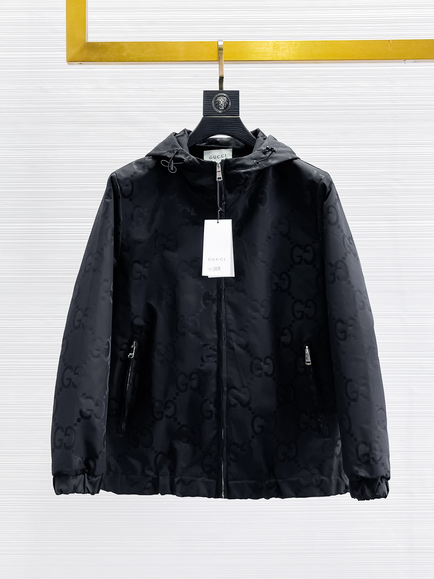 NO:869090,Same style as Gucci official website, on sale in advance!  2026ss new spring men's jackets, original high-end version with three standards!  With hidden hood, custom-made fabrics at the counter, highly breathable and comfortable, impeccable details, brand element design concept, reflecting high quality. It feels delicate and soft!  It presents a casual cut and the upper body shape is awesome!  Size M～3XL, maximum wearing capacity is 195 catties.,,jackets & coats,jackets & coats,hats,19860909古奇 官网同款,提前发售！2026ss开春新款男士夹克外套,原单三标齐全高端版本！带隐藏帽,专柜定制面料 透气舒适度高,细节无可挑剔,品牌元素设计理念,体现高品质.手感细腻柔软！呈现休闲裁剪,上身版型超赞！码数M～3XL,最大穿195斤.,,jackets & coats,jackets & coats,hats,,Men's clothing