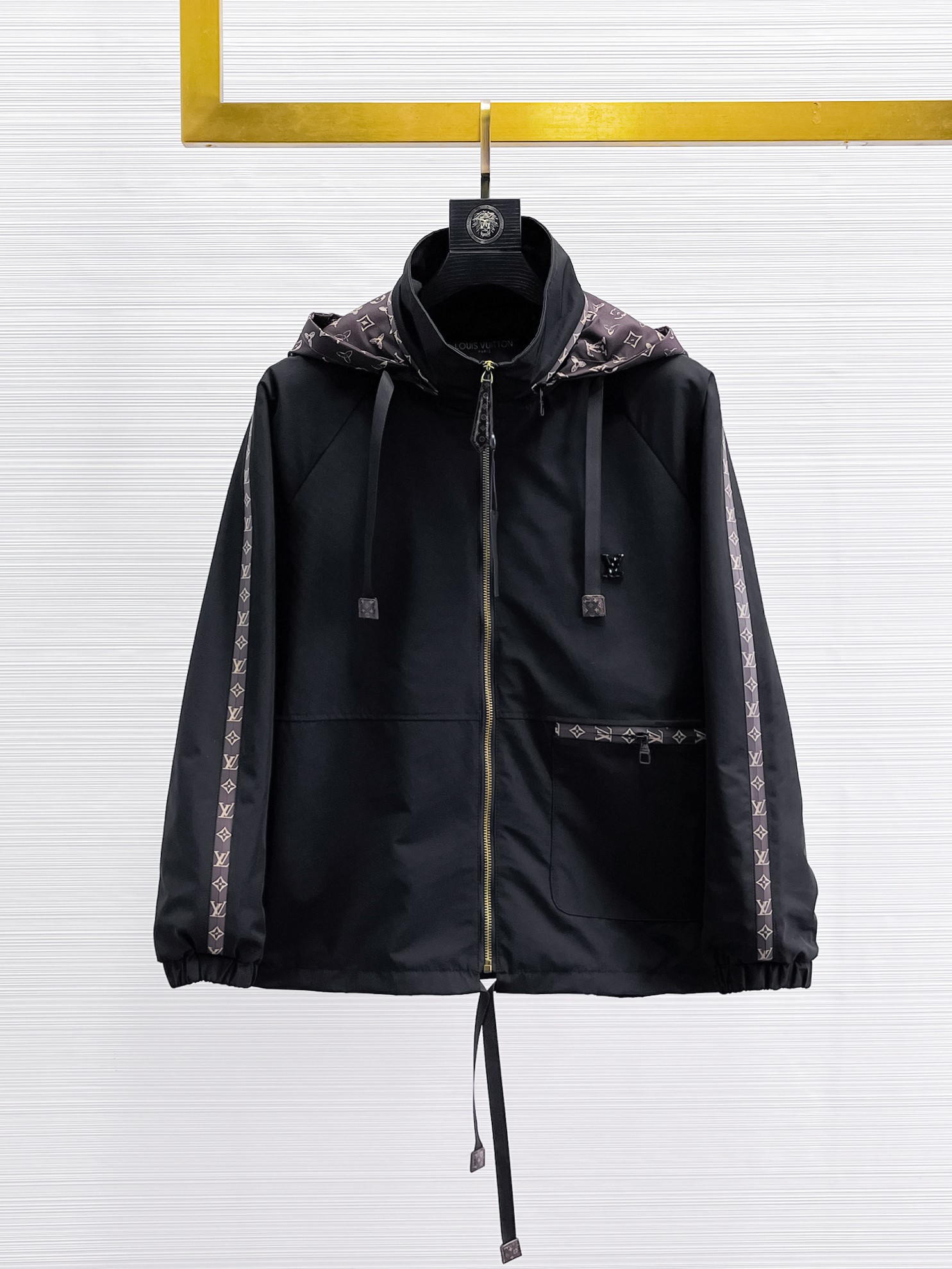 NO:869100,Same style as on LV official website, on sale in advance!  2026ss new spring men's jackets, original high-end version with three standards!  With hidden hood, custom-made fabrics at the counter, highly breathable and comfortable, impeccable details, brand element design concept, reflecting high quality. It feels delicate and soft!  It presents a casual cut and the upper body shape is awesome!  Size M～3XL, maximum wear is 195kg.,,louis vuitton,jackets & coats,jackets & coats,hats,19860909LV 官网同款,提前发售！2026ss开春新款男士夹克外套,原单三标齐全高端版本！带隐藏帽,专柜定制面料 透气舒适度高,细节无可挑剔,品牌元素设计理念,体现高品质.手感细腻柔软！呈现休闲裁剪,上身版型超赞！码数M～3XL,最大穿195斤.,,louis vuitton,jackets & coats,jackets & coats,hats,,Men's clothing