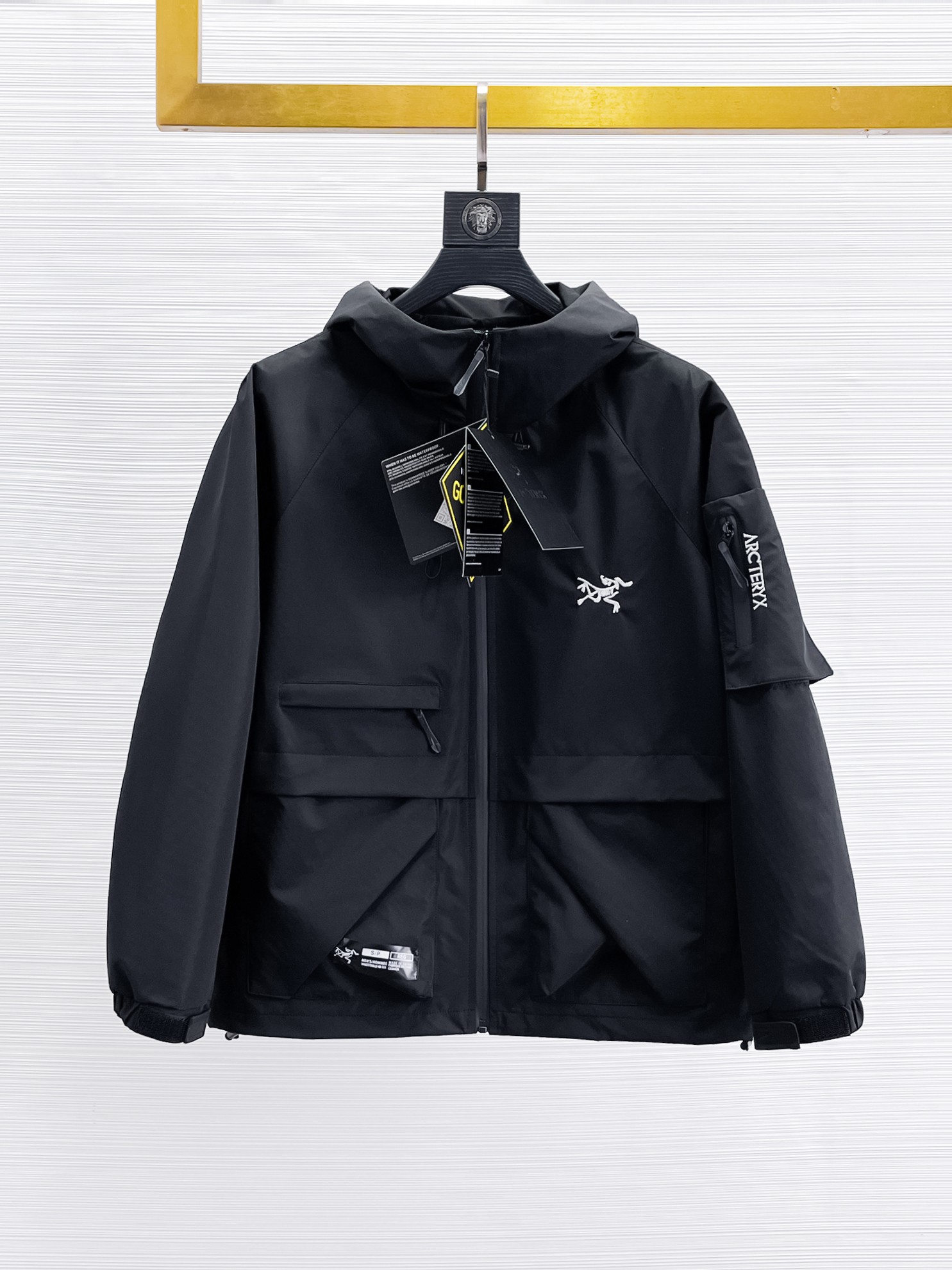 NO:869110,Same style as Arc’teryx official website, on sale in advance!  2026ss new spring men's jackets, original high-end version with three standards!  With hidden hood, custom-made fabrics at the counter, highly breathable and comfortable, impeccable details, brand element design concept, reflecting high quality. It feels delicate and soft!  It presents a casual cut and the upper body shape is awesome!  Size M～3XL, maximum wearing capacity is 195 catties.,arc'teryx,jackets & coats,jackets & coats,hats,19860909始祖鸟 官网同款,提前发售！2026ss开春新款男士夹克外套,原单三标齐全高端版本！带隐藏帽,专柜定制面料 透气舒适度高,细节无可挑剔,品牌元素设计理念,体现高品质.手感细腻柔软！呈现休闲裁剪,上身版型超赞！码数M～3XL,最大穿195斤.,arc'teryx,jackets & coats,jackets & coats,hats,,Men's clothing