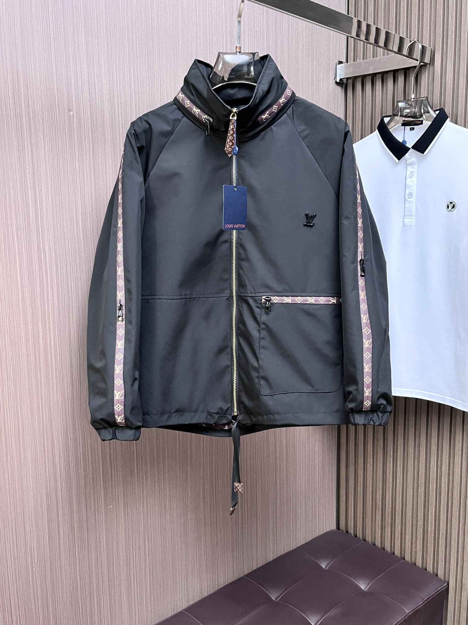 NO:141974,The same style on the official website, complete three standards, and is released in advance. 2025ss Spring New Men's Jacket Jacket, double-sided original single three standards, high-end version. Customized counter fabric, breathable and comfortable, impeccable details, brand element design concept, reflecting high quality. The feel is delicate and soft, presents casual cut, and the upper body style is superb. The number of sizes M~3XL, maximum wear 195 kilograms, louis vuitton, jackets & coats, jackets & coats, alexander wang19860909LV 官网同款,三标齐全,提前发售 2025ss开春新款男士夹克外套,双面穿原单三标齐全高端版本 专柜定制面料 透气舒适度高,细节无可挑剔,品牌元素设计理念,体现高品质.手感细腻柔软 呈现休闲裁剪,上身版型超赞 码数M～3XL,最大穿195斤,,louis vuitton,jackets & coats,jackets & coats,alexander wang,Men's clothing