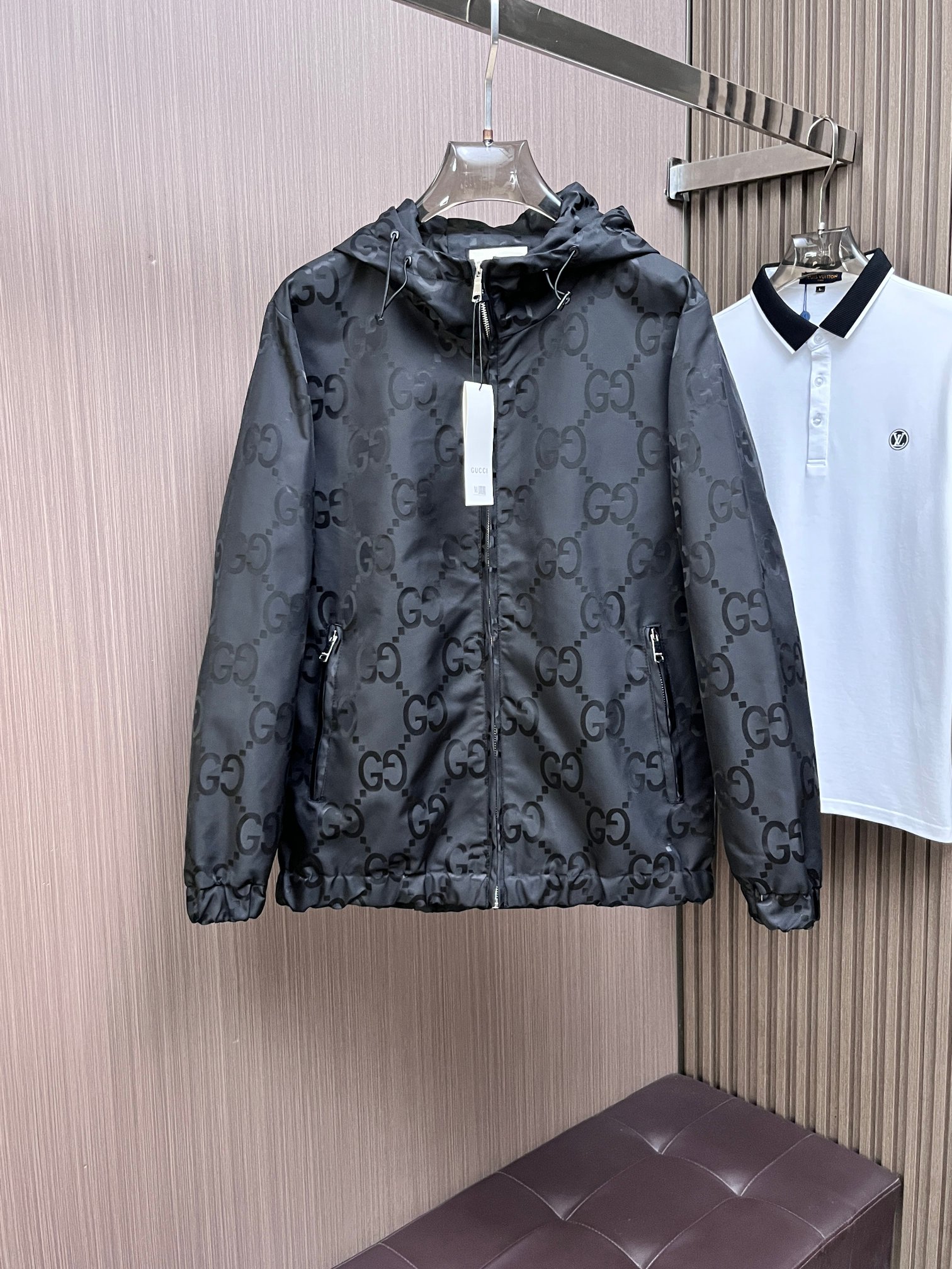 NO:141976,Guqi, the same style on the official website, complete three standards, released in advance. 2025ss Spring New Men's Jacket, double-sided original single three standards, high-end version, customized counter fabric, breathable and comfortable, impeccable details, brand element design concept, reflecting high quality. The feel is delicate and soft, presents casual cut, and the upper body style is superb. The number of sizes M~3XL, maximum wear 195 kilograms, jackets & coats, jackets & coats, alexander wang19860909古奇 官网同款,三标齐全,提前发售 2025ss开春新款男士夹克外套,双面穿原单三标齐全高端版本 专柜定制面料 透气舒适度高,细节无可挑剔,品牌元素设计理念,体现高品质.手感细腻柔软 呈现休闲裁剪,上身版型超赞 码数M～3XL,最大穿195斤,,jackets & coats,jackets & coats,alexander wang,Men's clothing