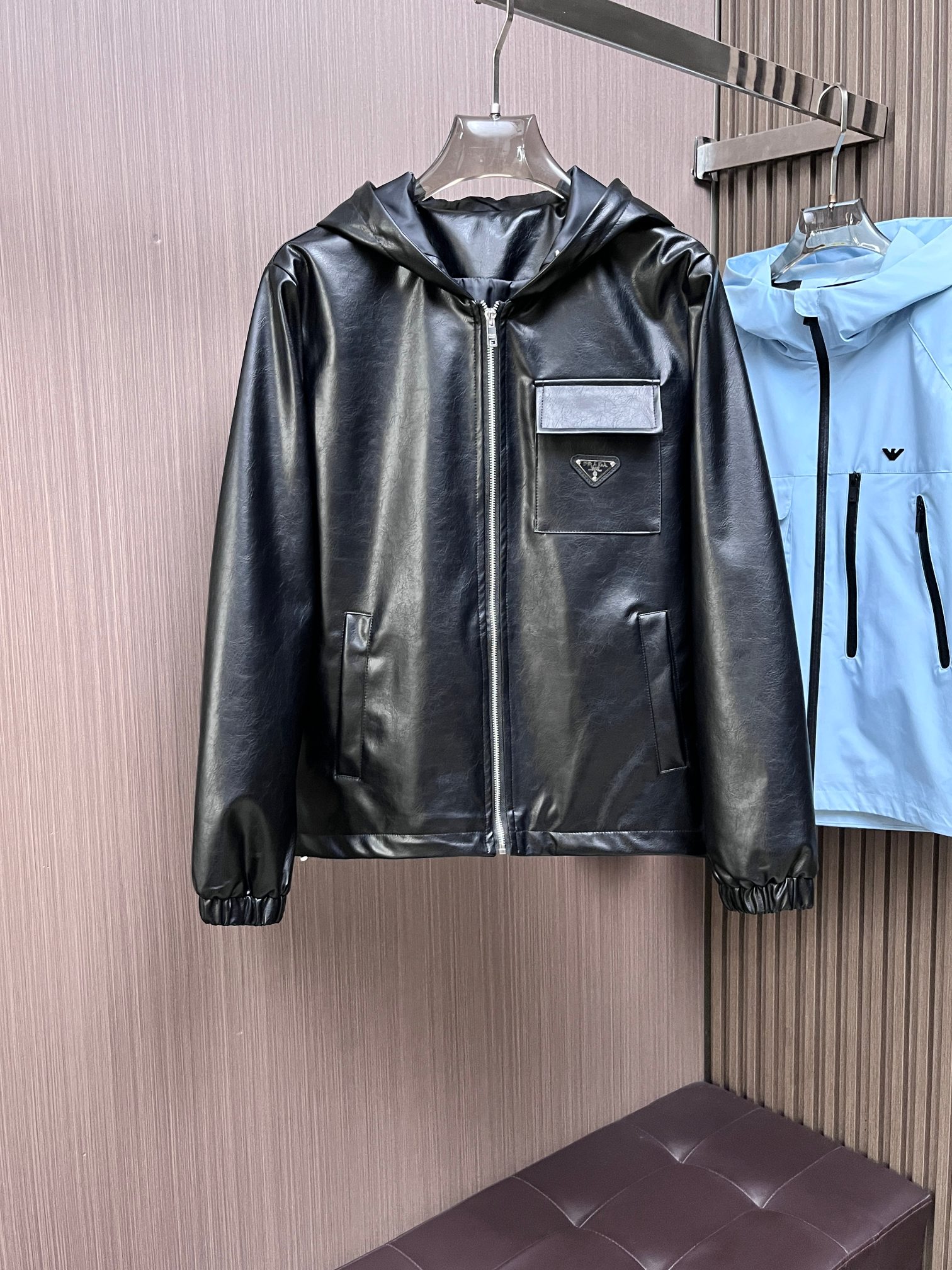 NO:141980,Prada's official website has the same style, complete three standards, and is available in advance. 2025ss Spring New Men's Leather Jacket Jacket, double-sided original single three standards, high-end version, customized counter fabric, breathable and comfortable, impeccable details, brand element design concept, reflecting high quality. The feel is delicate and soft, presents casual cut, and the upper body style is superb. The number of sizes M~3XL, maximum wear 195 catties, prada, jackets & coats, jackets & coats, leather jacket, alexander wang19860909普拉达 官网同款,三标齐全,提前发售 2025ss开春新款男士皮衣夹克外套,双面穿原单三标齐全高端版本 专柜定制面料 透气舒适度高,细节无可挑剔,品牌元素设计理念,体现高品质.手感细腻柔软 呈现休闲裁剪,上身版型超赞 码数M～3XL,最大穿195斤,,prada,jackets & coats,jackets & coats,leather jacket,alexander wang,Men's clothing