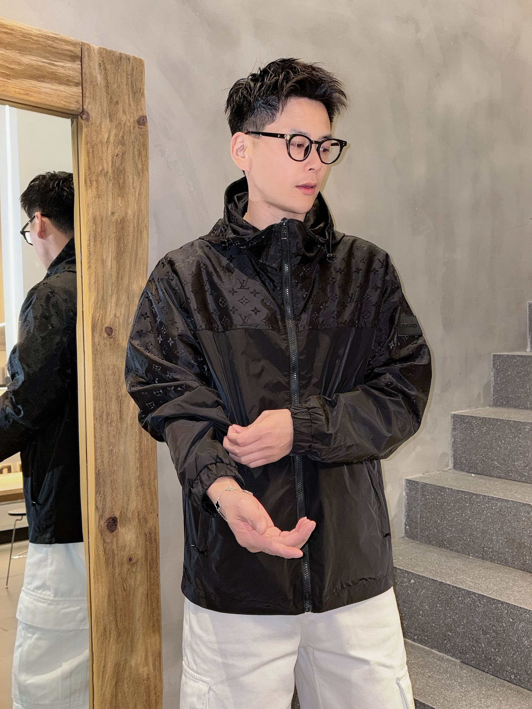 NO:139408,The same model on the official website of LV, released in advance!  2025ss Spring New Men's Jacket, original single three-standard full high-end version!  With hidden hat, customized fabric for counter, high breathability and comfort, impeccable details, brand element design concept, reflecting high quality. The feel is delicate and soft!  It is casually cut, with a great upper body style!  The number of code M~3XL, the maximum wear is 195 catties.,,louis vuitton, jackets & coats, jackets & coats,hats,alexander wang19860909LV 官网同款,提前发售！2025ss开春新款男士夹克外套,原单三标齐全高端版本！带隐藏帽,专柜定制面料 透气舒适度高,细节无可挑剔,品牌元素设计理念,体现高品质.手感细腻柔软！呈现休闲裁剪,上身版型超赞！码数M～3XL,最大穿195斤.,,louis vuitton,jackets & coats,jackets & coats,hats,alexander wang,Men's clothing