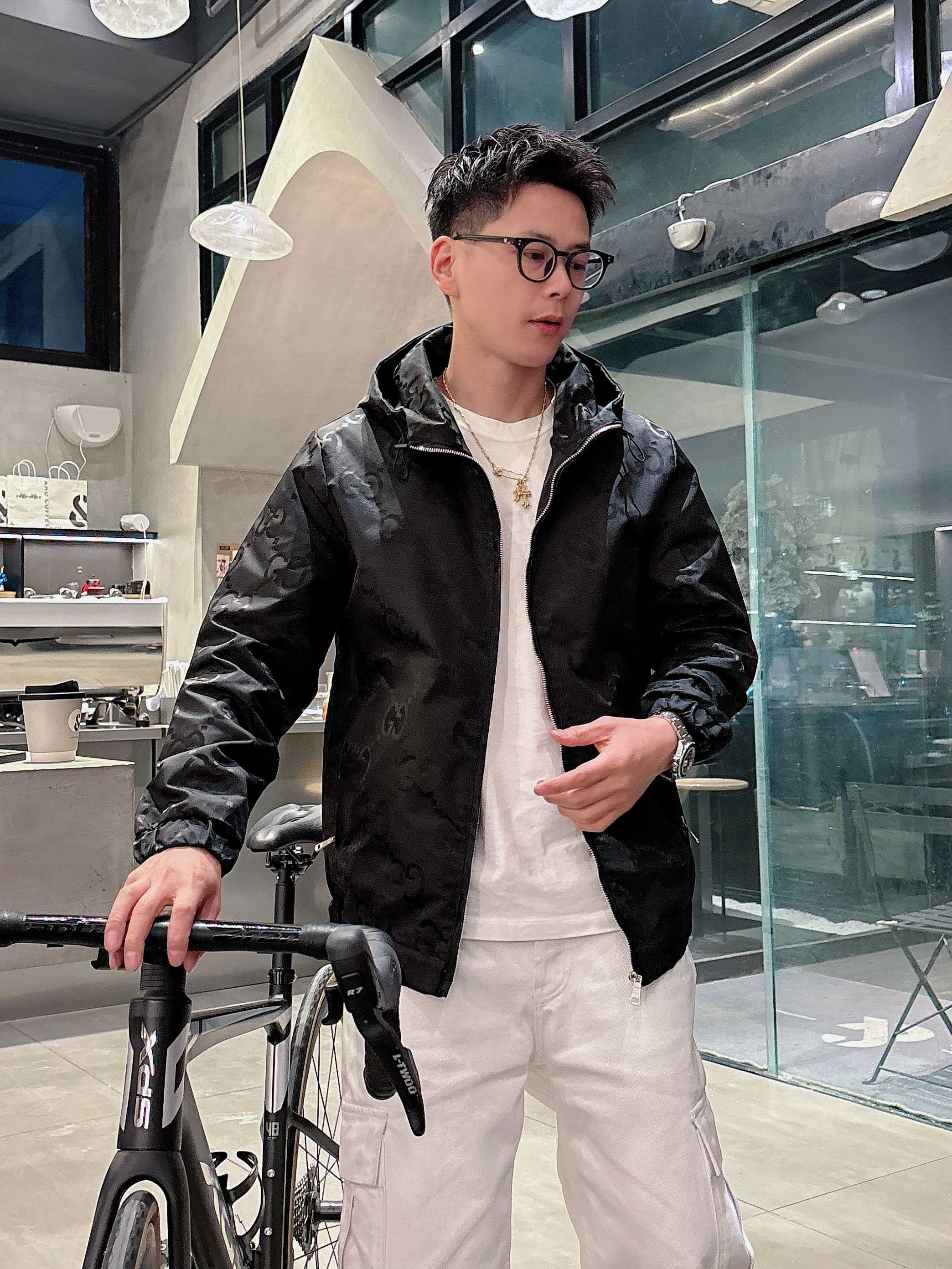 NO:139412,Guqi's same model on the official website, released in advance!  2025ss Spring New Men's Jacket, original single three-standard full high-end version!  With hidden hat, customized fabric for counter, high breathability and comfort, impeccable details, brand element design concept, reflecting high quality. The feel is delicate and soft!  It is casually cut, with a great upper body style!  Number of code M~3XL, maximum wear 195 catties.,, jackets & coats, jackets & coats, hats, alexander wang19860909古奇 官网同款,提前发售！2025ss开春新款男士夹克外套,原单三标齐全高端版本！带隐藏帽,专柜定制面料 透气舒适度高,细节无可挑剔,品牌元素设计理念,体现高品质.手感细腻柔软！呈现休闲裁剪,上身版型超赞！码数M～3XL,最大穿195斤.,,jackets & coats,jackets & coats,hats,alexander wang,Men's clothing