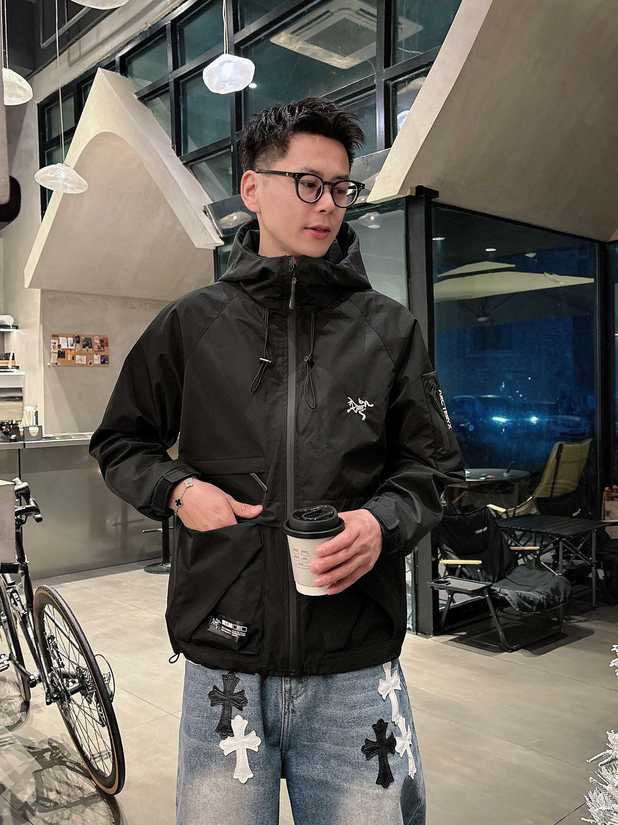 NO:139420,Archaeopteryx is the same as the official website, and is released in advance!  2025ss Spring New Men's Jacket, original single three-standard full high-end version!  With hidden hat, customized fabric for counter, high breathability and comfort, impeccable details, brand element design concept, reflecting high quality. The feel is delicate and soft!  It is casually cut, with a great upper body style!  Number of code M~3XL, maximum wear 195 catties.,arc'teryx,jackets & coats,jackets & coats,hats,alexander wang19860909始祖鸟 官网同款,提前发售！2025ss开春新款男士夹克外套,原单三标齐全高端版本！带隐藏帽,专柜定制面料 透气舒适度高,细节无可挑剔,品牌元素设计理念,体现高品质.手感细腻柔软！呈现休闲裁剪,上身版型超赞！码数M～3XL,最大穿195斤.,arc'teryx,jackets & coats,jackets & coats,hats,alexander wang,Men's clothing