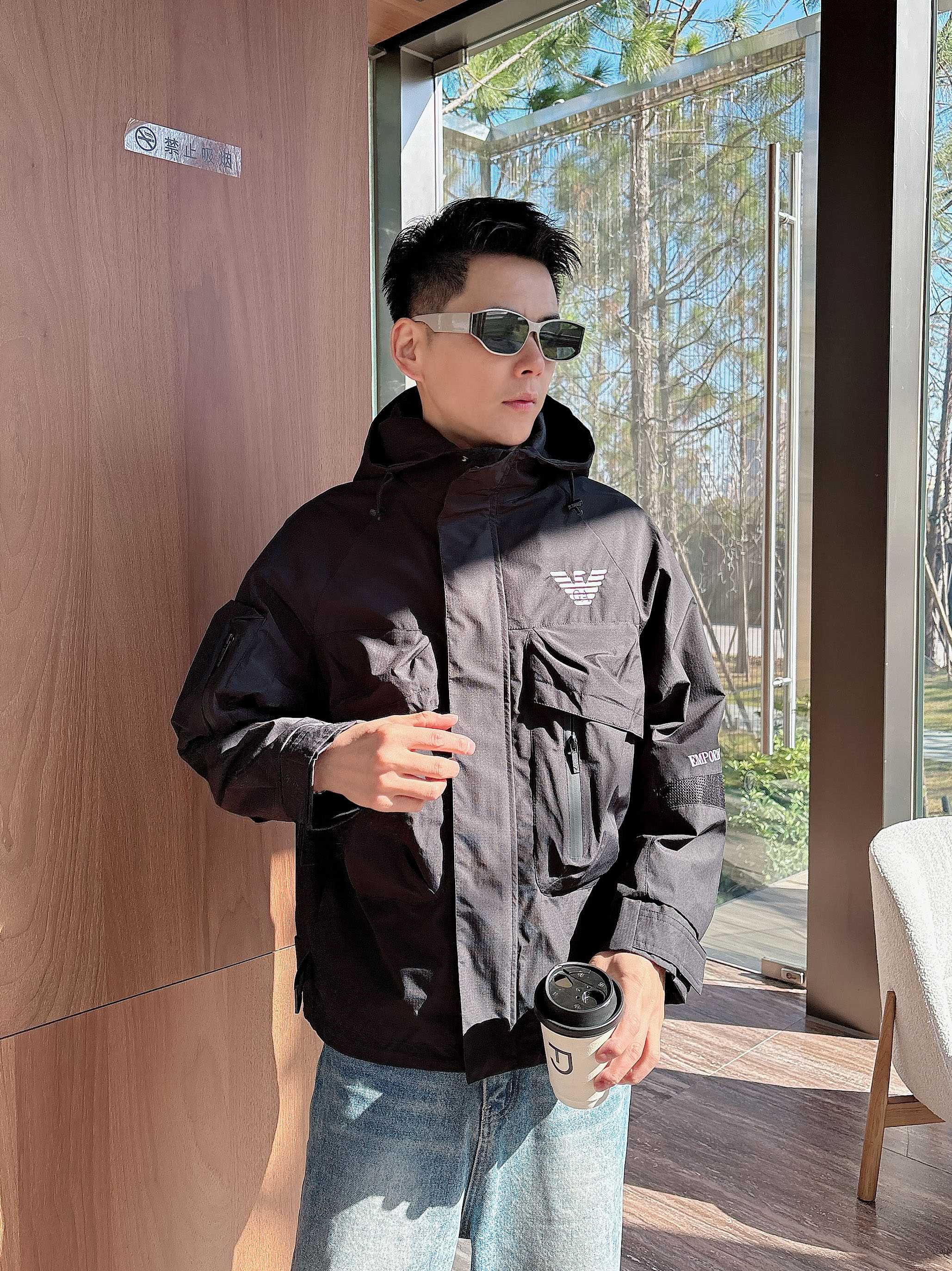 NO:139384,Armani's same model on the official website, released in advance!  2025ss Spring New Men's Jacket, original single three-standard full high-end version!  With hidden hat, customized fabric for counter, high breathability and comfort, impeccable details, brand element design concept, reflecting high quality. The feel is delicate and soft!  It is casually cut, with a great upper body style!  Number of code M~3XL, maximum wear 195 catties., Armani, jackets & coats, jackets & coats, hats, alexander wang19860909阿玛尼 官网同款,提前发售！2025ss开春新款男士夹克外套,原单三标齐全高端版本！带隐藏帽,专柜定制面料 透气舒适度高,细节无可挑剔,品牌元素设计理念,体现高品质.手感细腻柔软！呈现休闲裁剪,上身版型超赞！码数M～3XL,最大穿195斤.,,armani,jackets & coats,jackets & coats,hats,alexander wang,Men's clothing