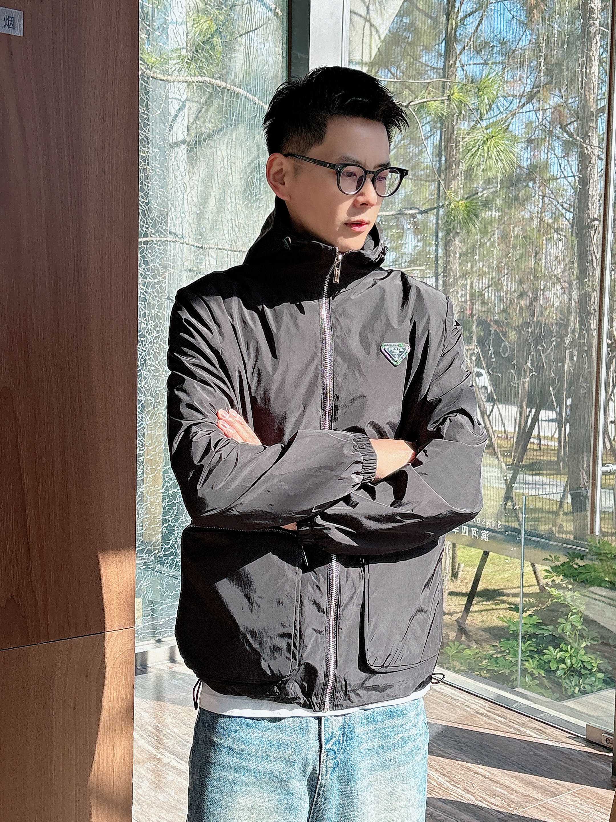 NO:139389,Prada's same model on the official website, released in advance!  2025ss Spring New Men's Jacket, original single three-standard full high-end version!  With hidden hat, customized fabric for counter, high breathability and comfort, impeccable details, brand element design concept, reflecting high quality. The feel is delicate and soft!  It is casually cut, with a great upper body style!  The number of code M~3XL, the maximum wear is 195 catties.,,prada, jackets & coats, jackets & coats,hats,alexander wang19860909普拉达 官网同款,提前发售！2025ss开春新款男士夹克外套,原单三标齐全高端版本！带隐藏帽,专柜定制面料 透气舒适度高,细节无可挑剔,品牌元素设计理念,体现高品质.手感细腻柔软！呈现休闲裁剪,上身版型超赞！码数M～3XL,最大穿195斤.,,prada,jackets & coats,jackets & coats,hats,alexander wang,Men's clothing