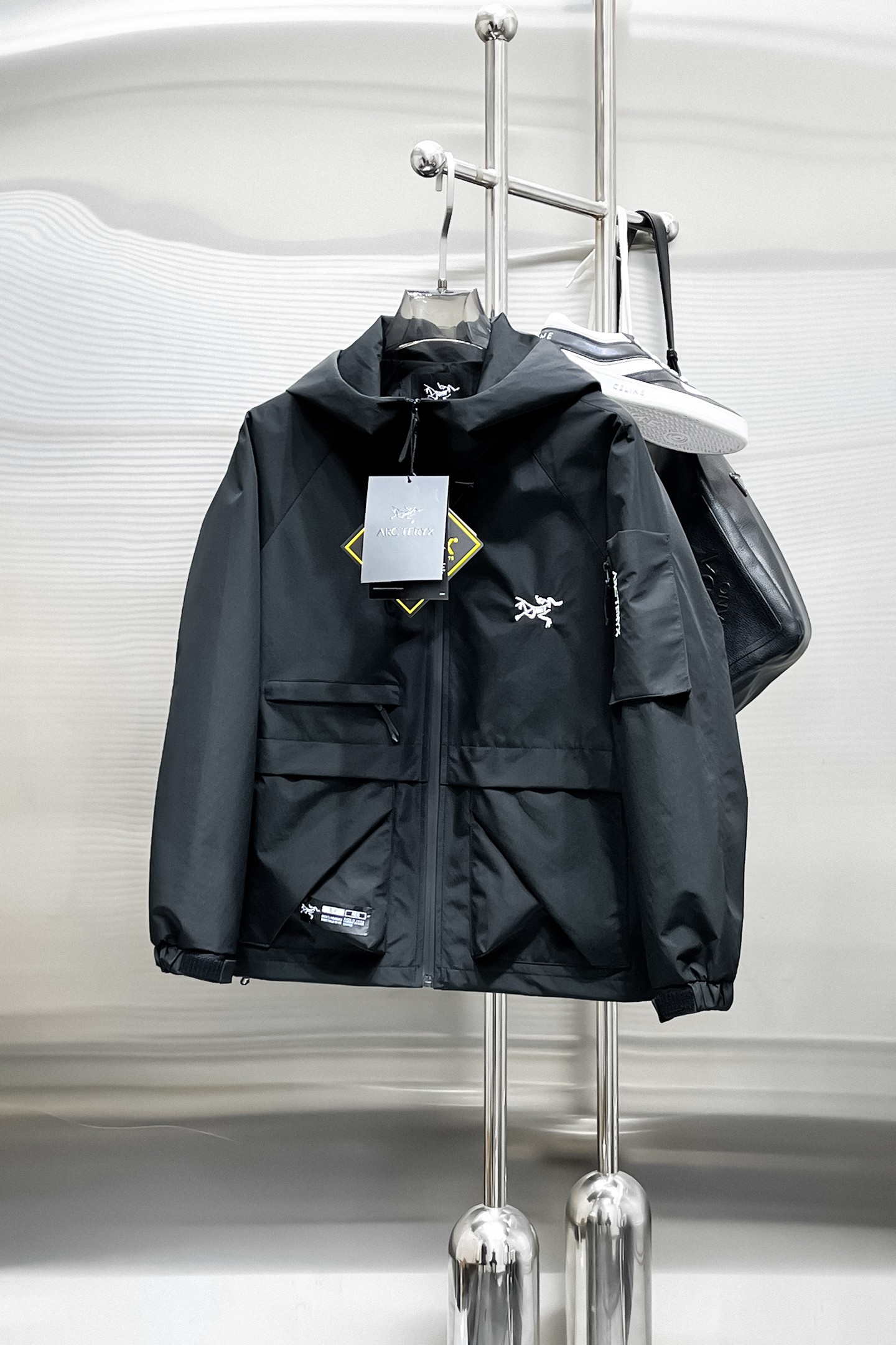 NO:876622,Same style as Arc’teryx official website, on sale in advance!  2026ss new men's jacket, original three-standard high-end version!  With hidden hood, custom-made fabrics at the counter, highly breathable and comfortable, impeccable details, brand element design concept, reflecting high quality. It feels delicate and soft!  It presents a casual cut and the upper body shape is awesome!  Size M～3XL, maximum wearing capacity is 195 catties.,arc'teryx,jackets & coats,jackets & coats,hats,19860909始祖鸟 官网同款,提前发售！2026ss新款男士夹克外套,原单三标齐全高端版本！带隐藏帽,专柜定制面料 透气舒适度高,细节无可挑剔,品牌元素设计理念,体现高品质.手感细腻柔软！呈现休闲裁剪,上身版型超赞！码数M～3XL,最大穿195斤.,arc'teryx,jackets & coats,jackets & coats,hats,,Men's clothing