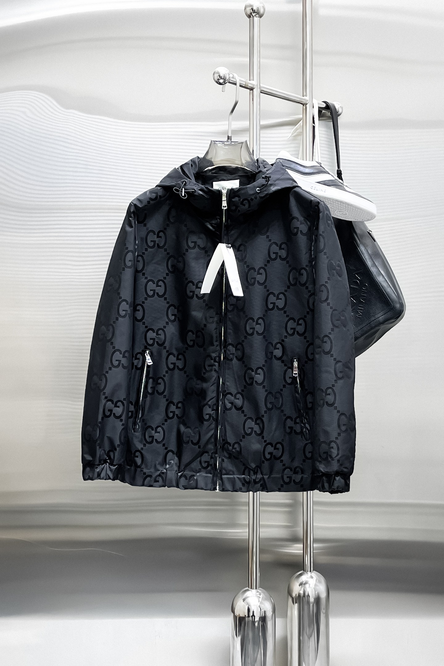 NO:849783,Same style as Gucci official website, on sale in advance!  2026ss new men's jacket, original three-standard high-end version!  With hidden hood, custom-made fabrics at the counter, highly breathable and comfortable, impeccable details, brand element design concept, reflecting high quality. It feels delicate and soft!  It presents a casual cut and the upper body shape is awesome!  Size M～3XL, maximum wearing capacity is 195 catties.,,jackets & coats,jackets & coats,hats,19860909古奇 官网同款,提前发售！2026ss新款男士夹克外套,原单三标齐全高端版本！带隐藏帽,专柜定制面料 透气舒适度高,细节无可挑剔,品牌元素设计理念,体现高品质.手感细腻柔软！呈现休闲裁剪,上身版型超赞！码数M～3XL,最大穿195斤.,,jackets & coats,jackets & coats,hats,,Men's clothing