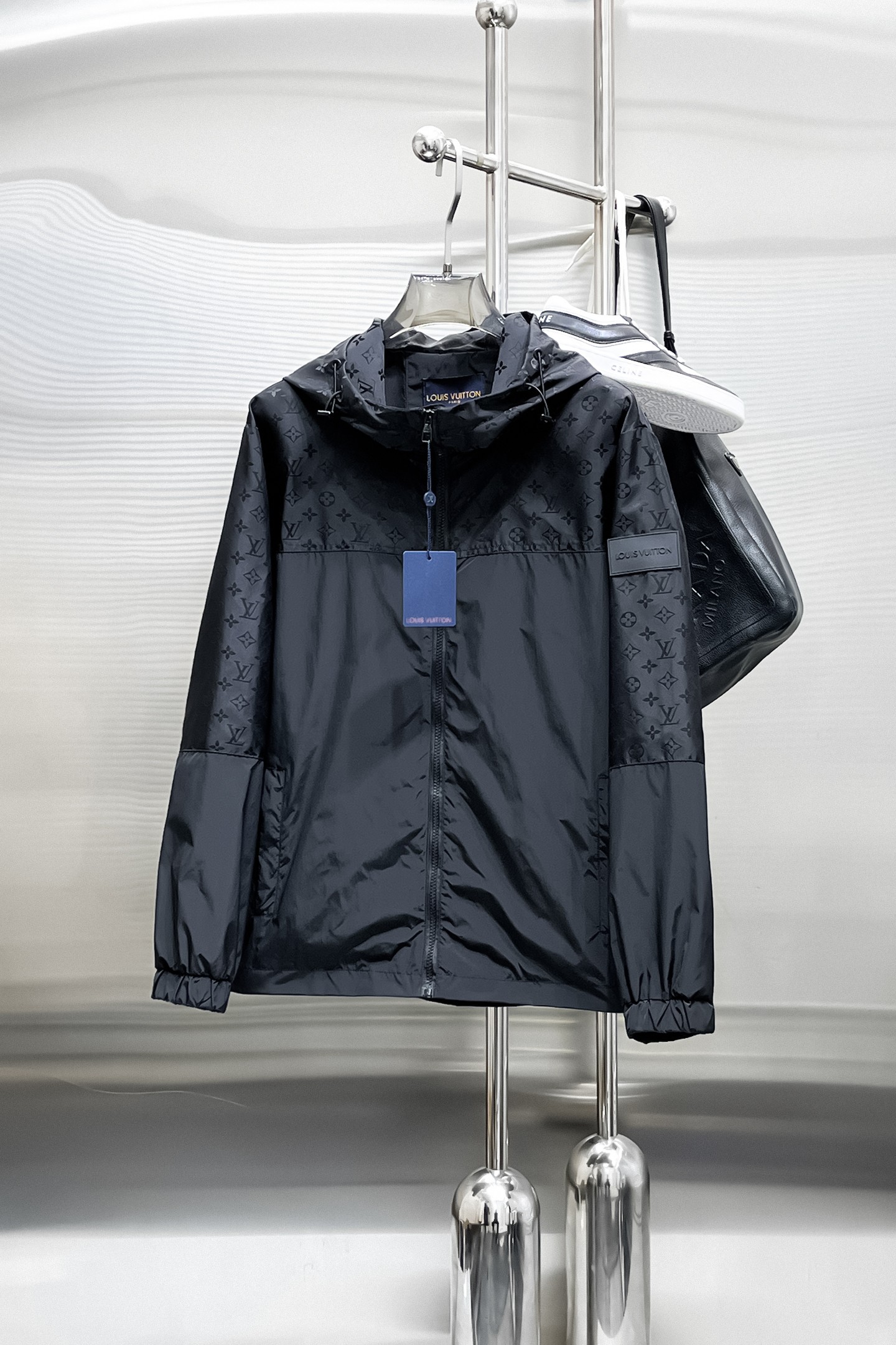 NO:849781,Same style as on LV official website, on sale in advance!  2026ss new men's jacket, original three-standard high-end version!  With hidden hood, custom-made fabrics at the counter, highly breathable and comfortable, impeccable details, brand element design concept, reflecting high quality. It feels delicate and soft!  It presents a casual cut and the upper body shape is awesome!  Size M～3XL, maximum wear is 195kg.,,louis vuitton,jackets & coats,jackets & coats,hats,19860909LV 官网同款,提前发售！2026ss新款男士夹克外套,原单三标齐全高端版本！带隐藏帽,专柜定制面料 透气舒适度高,细节无可挑剔,品牌元素设计理念,体现高品质.手感细腻柔软！呈现休闲裁剪,上身版型超赞！码数M～3XL,最大穿195斤.,,louis vuitton,jackets & coats,jackets & coats,hats,,Men's clothing