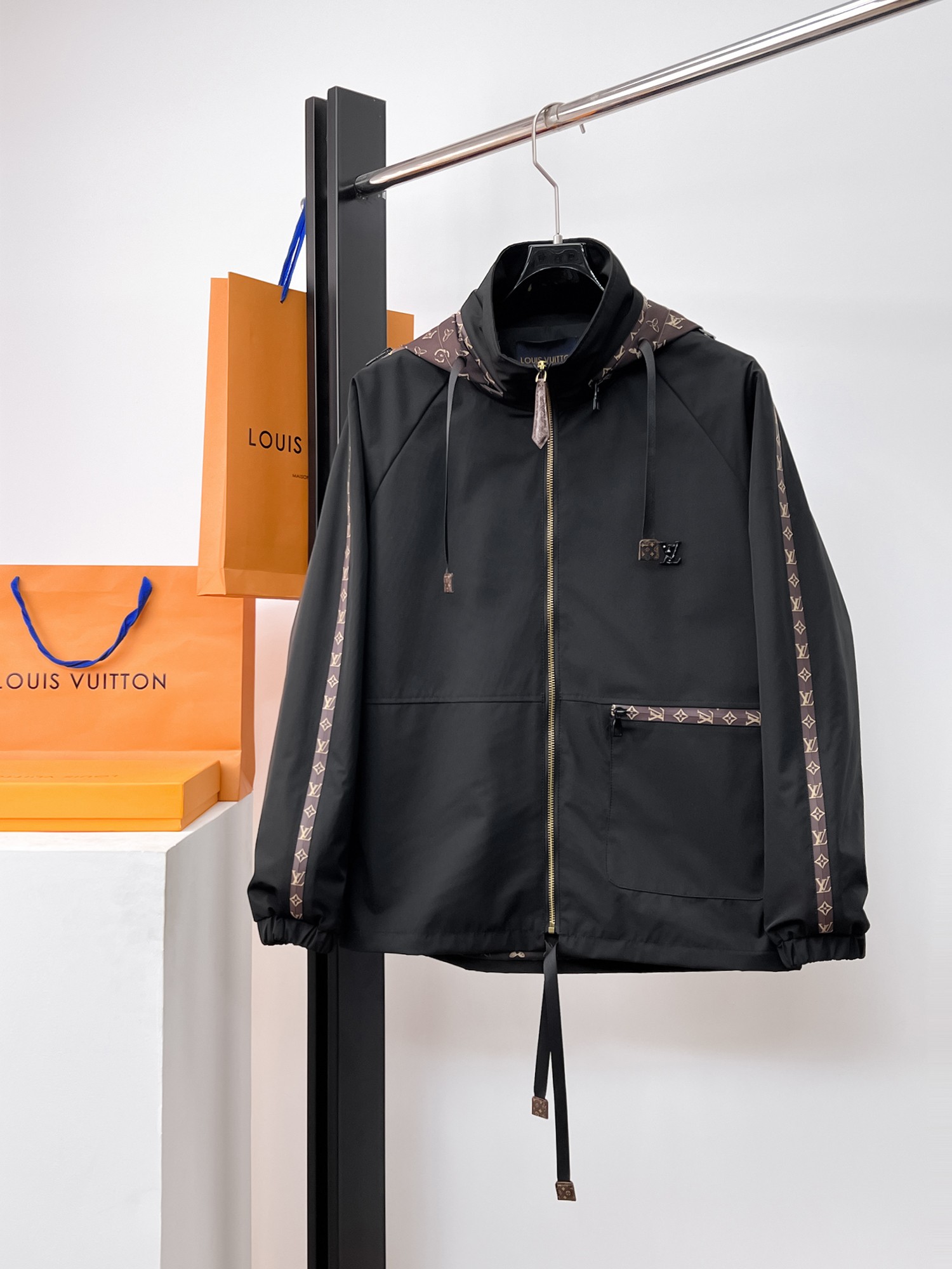 NO:662504,Same style as on LV official website, on sale in advance!  2025ss new men's jacket, original three-standard high-end version!  With hidden hood, custom-made fabrics at the counter, highly breathable and comfortable, impeccable details, brand element design concept, reflecting high quality. It feels delicate and soft!  It presents a casual cut and the upper body shape is awesome!  Size M～3XL, maximum wear is 195kg.,,louis vuitton,jackets & coats,jackets & coats,hats, 19860909LV 官网同款,提前发售！2025ss新款男士夹克外套,原单三标齐全高端版本！带隐藏帽,专柜定制面料 透气舒适度高,细节无可挑剔,品牌元素设计理念,体现高品质.手感细腻柔软！呈现休闲裁剪,上身版型超赞！码数M～3XL,最大穿195斤.,,louis vuitton,jackets & coats,jackets & coats,hats, ,Men's clothing