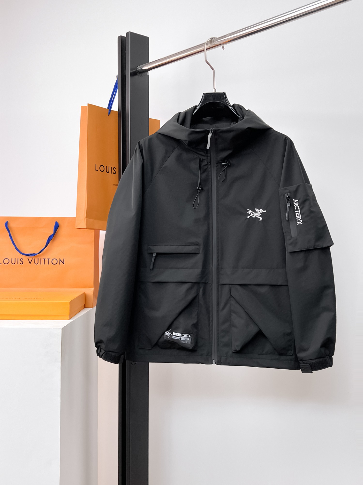 NO:662502,Same style as Arc’teryx official website, on sale in advance!  2025ss new men's jacket, original three-standard high-end version!  With hidden hood, custom-made fabrics at the counter, highly breathable and comfortable, impeccable details, brand element design concept, reflecting high quality. It feels delicate and soft!  It presents a casual cut and the upper body shape is awesome!  Size M～3XL, maximum wearing capacity is 195 catties.,arc'teryx,jackets & coats,jackets & coats,hats, 19860909始祖鸟 官网同款,提前发售！2025ss新款男士夹克外套,原单三标齐全高端版本！带隐藏帽,专柜定制面料 透气舒适度高,细节无可挑剔,品牌元素设计理念,体现高品质.手感细腻柔软！呈现休闲裁剪,上身版型超赞！码数M～3XL,最大穿195斤.,arc'teryx,jackets & coats,jackets & coats,hats, ,Men's clothing