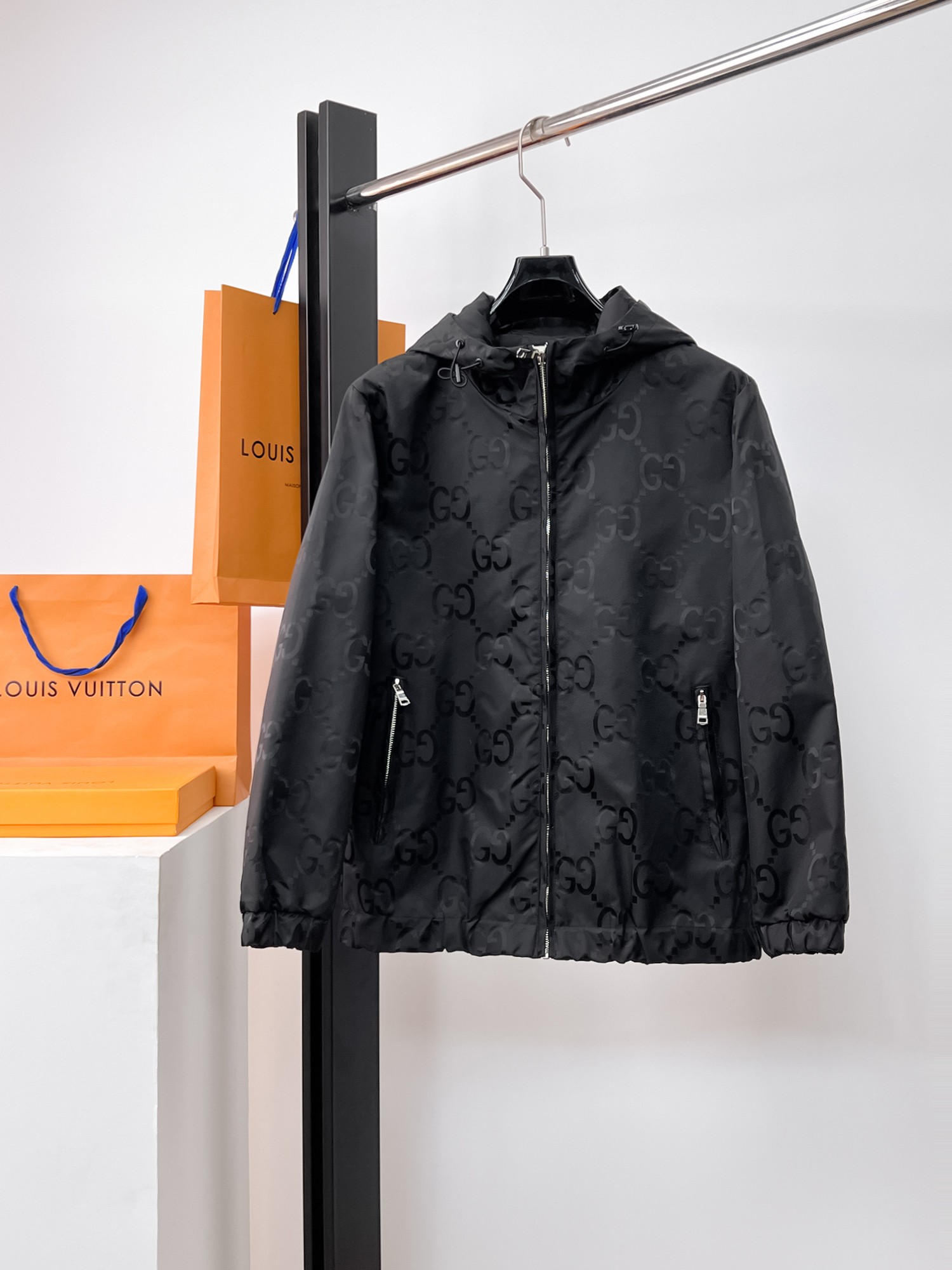 NO:662510,Same style as Gucci official website, on sale in advance!  2025ss new men's jacket, original three-standard high-end version!  With hidden hood, custom-made fabrics at the counter, highly breathable and comfortable, impeccable details, brand element design concept, reflecting high quality. It feels delicate and soft!  It presents a casual cut and the upper body shape is awesome!  Size M～3XL, maximum wear is 195kg.,,jackets & coats,jackets & coats,hats, 19860909古奇 官网同款,提前发售！2025ss新款男士夹克外套,原单三标齐全高端版本！带隐藏帽,专柜定制面料 透气舒适度高,细节无可挑剔,品牌元素设计理念,体现高品质.手感细腻柔软！呈现休闲裁剪,上身版型超赞！码数M～3XL,最大穿195斤.,,jackets & coats,jackets & coats,hats, ,Men's clothing