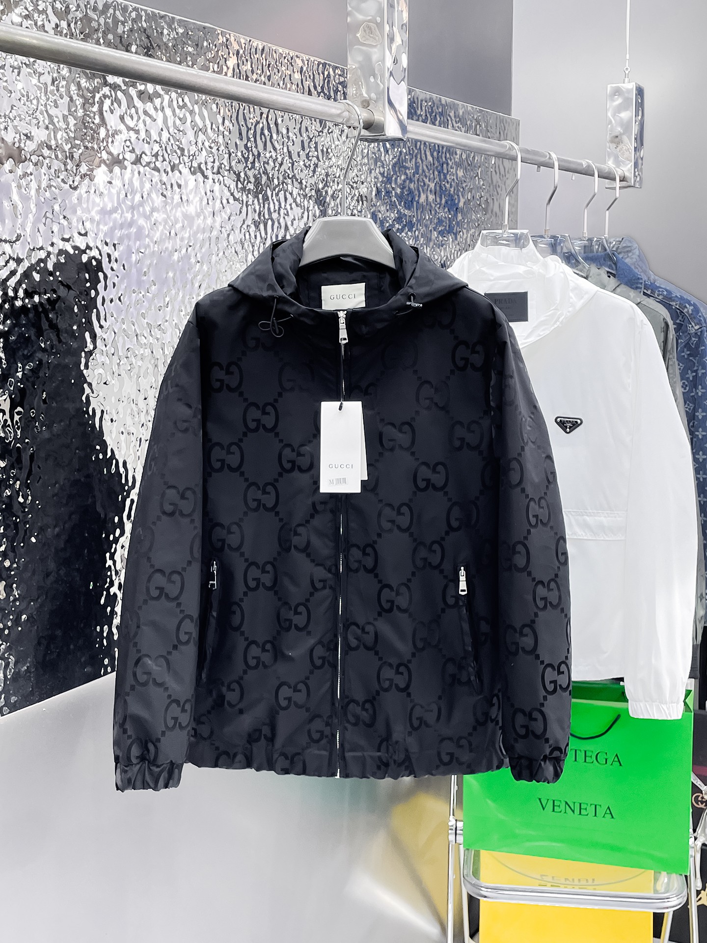 NO:135048,Guqi's same model on the official website, released in advance!  SS New Men's Jacket at the Spring Festival, the original single three-standard high-end version!  With hidden hat, customized fabric for counter, high breathability and comfort, impeccable details, brand element design concept, reflecting high quality. The feel is delicate and soft!  It is casually cut, with a great upper body style!  Number of code M~3XL, maximum wear 195 catties.,, jackets & coats, jackets & coats, hats, alexander wang19860909古奇 官网同款,提前发售！ss开春新款男士夹克外套,原单三标齐全高端版本！带隐藏帽,专柜定制面料 透气舒适度高,细节无可挑剔,品牌元素设计理念,体现高品质.手感细腻柔软！呈现休闲裁剪,上身版型超赞！码数M～3XL,最大穿195斤.,,jackets & coats,jackets & coats,hats,alexander wang,Men's clothing