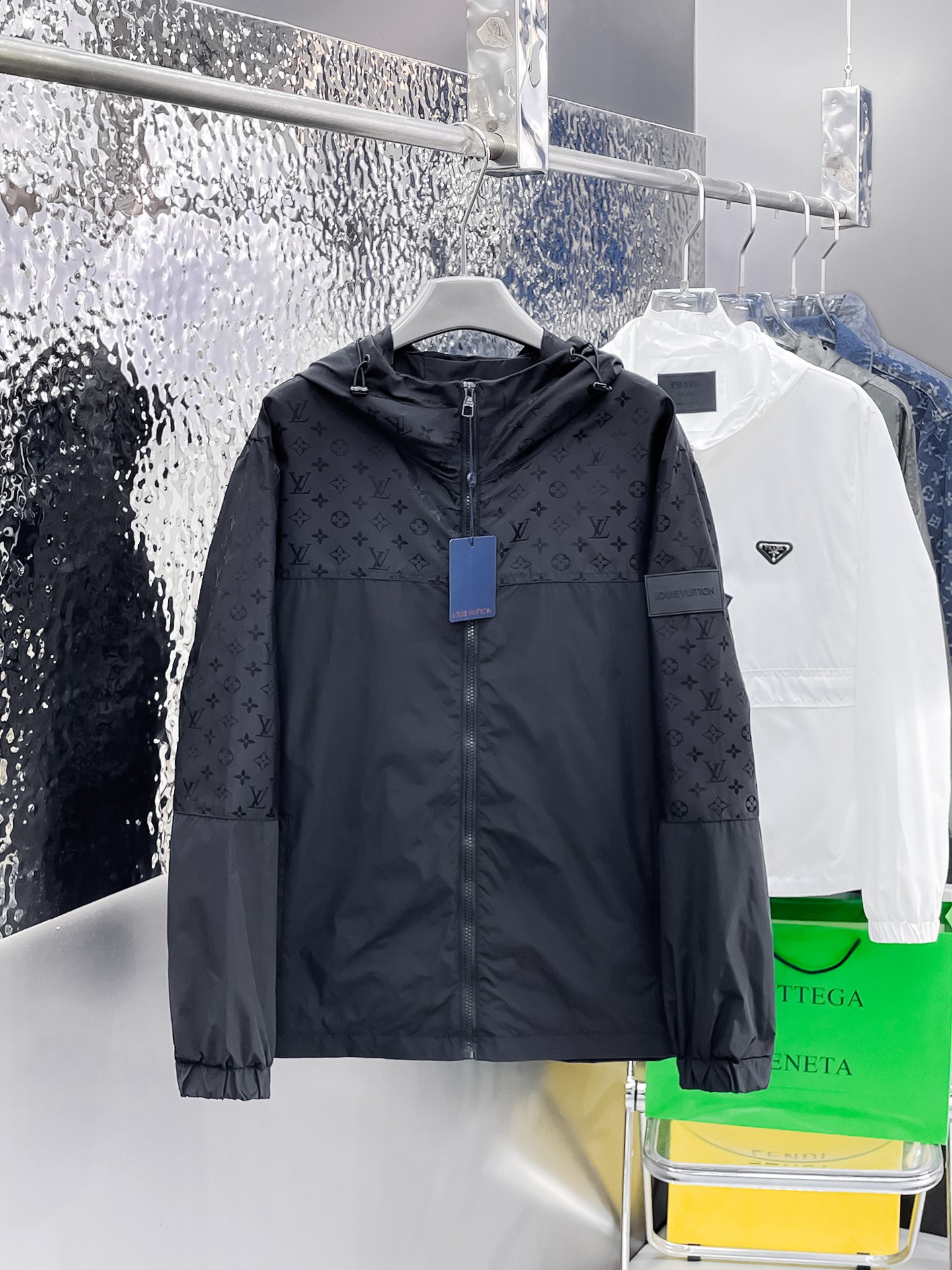 NO:135047,The same model on the official website of LV, released in advance!  SS New Men's Jacket at the Spring Festival, the original single three-standard high-end version!  With hidden hat, customized fabric for counter, high breathability and comfort, impeccable details, brand element design concept, reflecting high quality. The feel is delicate and soft!  It is casually cut, with a great upper body style!  The number of code M~3XL, the maximum wear is 195 catties.,,louis vuitton, jackets & coats, jackets & coats,hats,alexander wang19860909LV 官网同款,提前发售！ss开春新款男士夹克外套,原单三标齐全高端版本！带隐藏帽,专柜定制面料 透气舒适度高,细节无可挑剔,品牌元素设计理念,体现高品质.手感细腻柔软！呈现休闲裁剪,上身版型超赞！码数M～3XL,最大穿195斤.,,louis vuitton,jackets & coats,jackets & coats,hats,alexander wang,Men's clothing