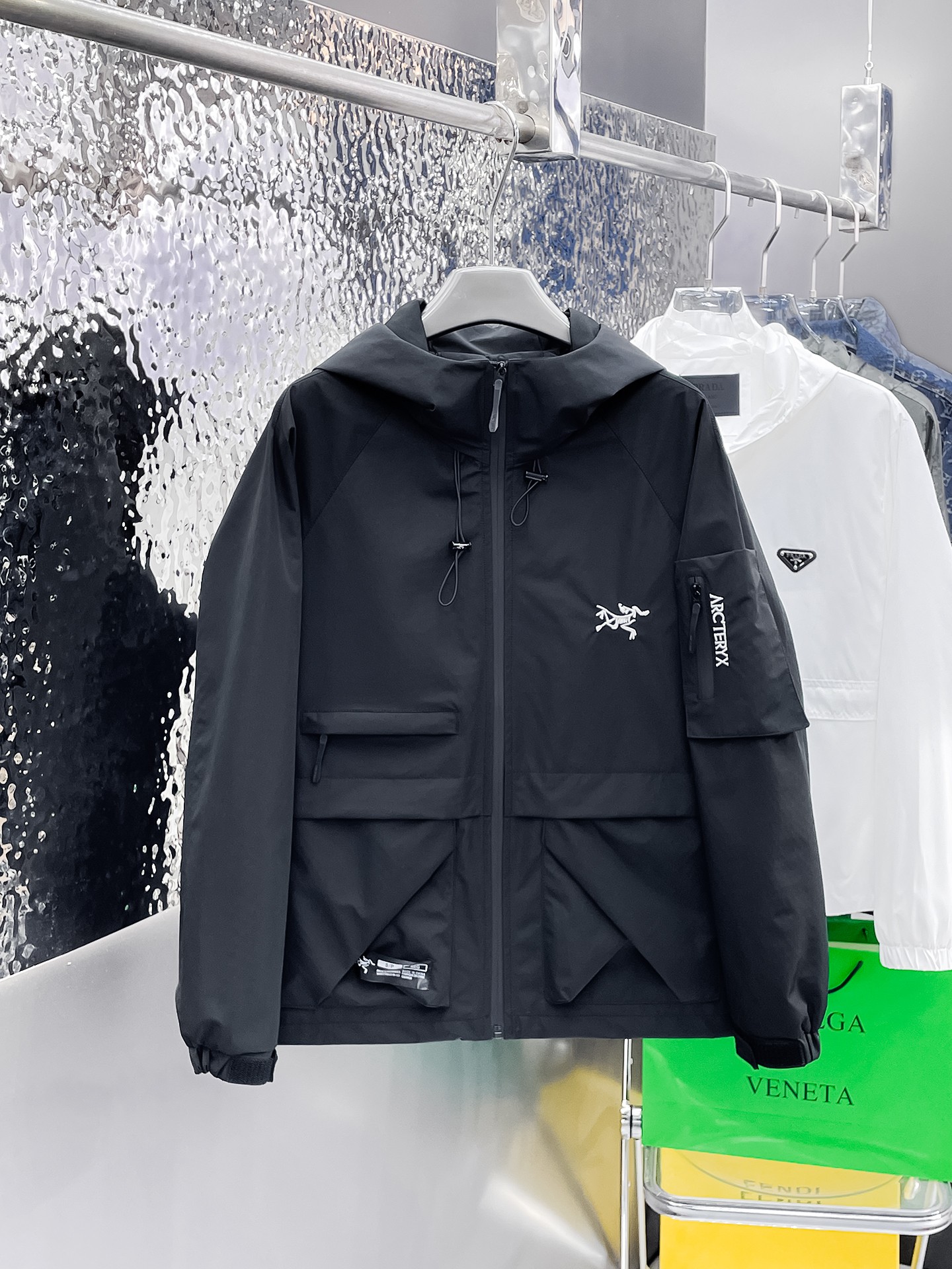 NO:135050,Archaeopteryx is the same as the official website, and is released in advance!  SS New Men's Jacket at the Spring Festival, the original single three-standard high-end version!  With hidden hat, customized fabric for counter, high breathability and comfort, impeccable details, brand element design concept, reflecting high quality. The feel is delicate and soft!  It is casually cut, with a great upper body style!  Number of code M~3XL, maximum wear 195 catties.,arc'teryx,jackets & coats,jackets & coats,hats,alexander wang19860909始祖鸟 官网同款,提前发售！ss开春新款男士夹克外套,原单三标齐全高端版本！带隐藏帽,专柜定制面料 透气舒适度高,细节无可挑剔,品牌元素设计理念,体现高品质.手感细腻柔软！呈现休闲裁剪,上身版型超赞！码数M～3XL,最大穿195斤.,arc'teryx,jackets & coats,jackets & coats,hats,alexander wang,Men's clothing