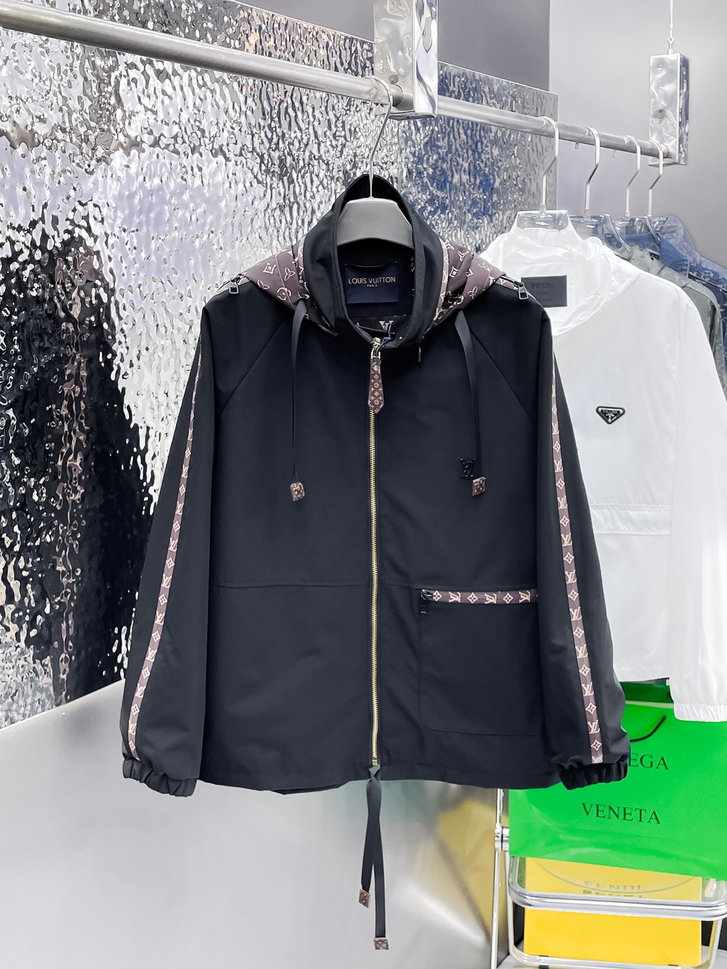 NO:135052,The same model on the official website of LV, released in advance!  SS New Men's Jacket at the Spring Festival, the original single three-standard high-end version!  With hidden hat, customized fabric for counter, high breathability and comfort, impeccable details, brand element design concept, reflecting high quality. The feel is delicate and soft!  It is casually cut, with a great upper body style!  The number of code M~3XL, the maximum wear is 195 catties.,,louis vuitton, jackets & coats, jackets & coats,hats,alexander wang19860909LV 官网同款,提前发售！ss开春新款男士夹克外套,原单三标齐全高端版本！带隐藏帽,专柜定制面料 透气舒适度高,细节无可挑剔,品牌元素设计理念,体现高品质.手感细腻柔软！呈现休闲裁剪,上身版型超赞！码数M～3XL,最大穿195斤.,,louis vuitton,jackets & coats,jackets & coats,hats,alexander wang,Men's clothing