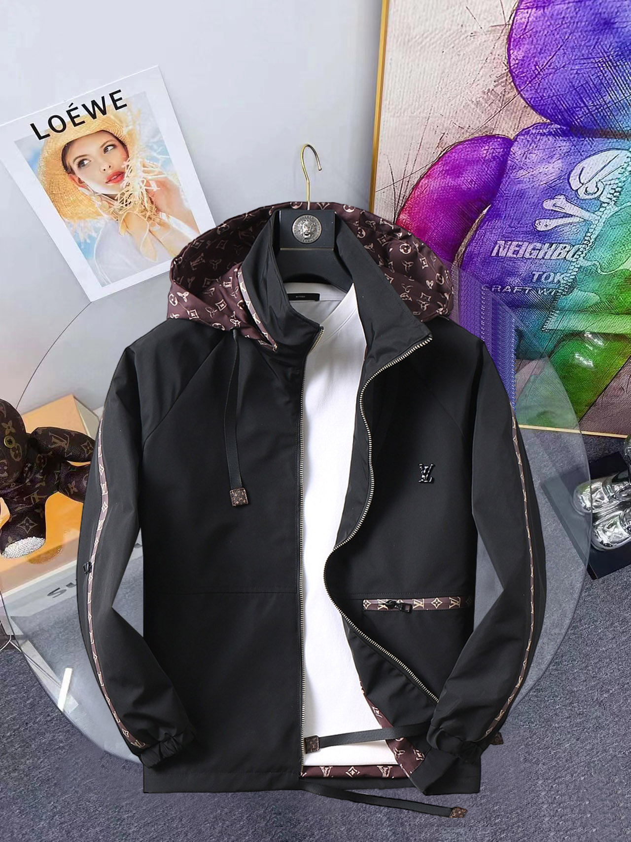 NO:648272,Same style as LV official website, complete with three labels, on sale in advance. 2025ss new autumn men's jacket, double-sided original single with three labels, high-end version. Custom-made fabrics at the counter. Highly breathable and comfortable, impeccable details, brand element design concept, reflecting high quality. Delicate and soft feel. Casual tailoring, excellent upper body shape. Size M～3XL, maximum wearing capacity is 195 pounds. Louis vuitton, jackets & coats, jackets & coats, alexander  wang19860909LV官网同款,三标齐全,提前发售 2025ss开秋新款男士夹克外套,双面穿原单三标齐全高端版本 专柜定制面料 透气舒适度高,细节无可挑剔,品牌元素设计理念,体现高品质.手感细腻柔软 呈现休闲裁剪,上身版型超赞 码数M～3XL,最大穿195斤,,louis vuitton,jackets & coats,jackets & coats,alexander wang,Men's clothing