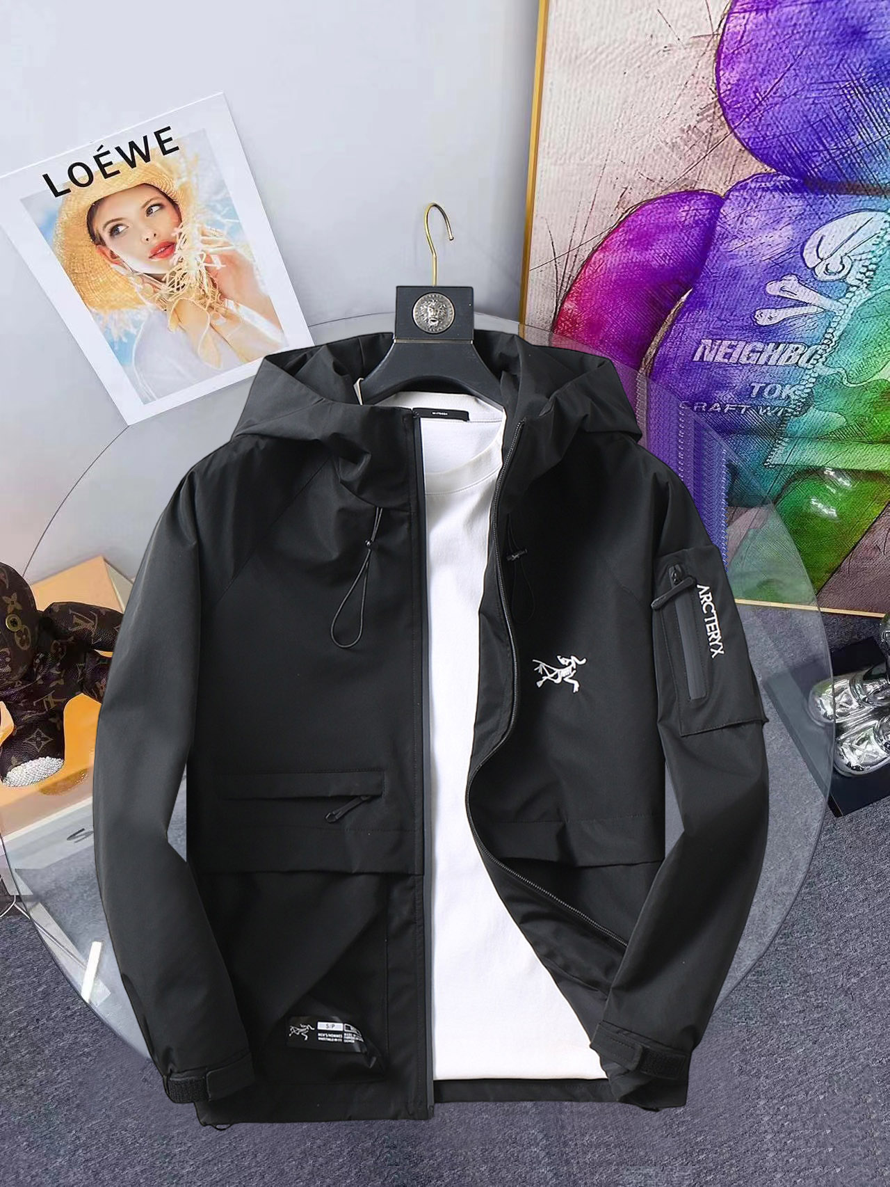 NO:648277,Same style as Arc'teryx official website, complete with three labels, on sale in advance. 2025 SS new men's jacket for autumn, double-sided original single with three labels, high-end version. Custom-made fabrics at the counter. Highly breathable and comfortable, impeccable details, brand element design concept, reflecting high quality. Delicate and soft feel. Casual tailoring, excellent upper body shape. Size M~3XL, maximum wear 195 catties, arc'teryx, jackets & coats, jackets &  coats,alexander wang19860909始祖鸟官网同款,三标齐全,提前发售 2025ss开秋新款男士夹克外套,双面穿原单三标齐全高端版本 专柜定制面料 透气舒适度高,细节无可挑剔,品牌元素设计理念,体现高品质.手感细腻柔软 呈现休闲裁剪,上身版型超赞 码数M～3XL,最大穿195斤,arc'teryx,jackets & coats,jackets & coats,alexander wang,Men's clothing