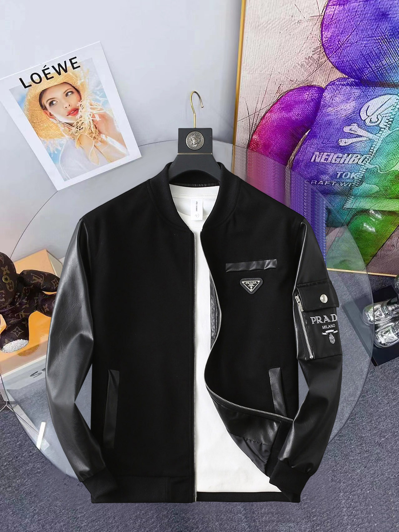 NO:648292,The same model from Prada official website, complete with three labels, on sale in advance. 2025ss new men's leather jacket for autumn, reversible original single with three labels, high-end version. Custom-made fabrics at the counter. Highly breathable and comfortable, impeccable details, brand element design concept, reflecting high quality. Delicate and soft hand feel. Casual tailoring, excellent upper body shape. Size M~3XL, maximum wear 195 catties,, prada, jackets & coats, jackets & coats, leather  jacket,alexander wang19860909普拉达官网同款,三标齐全,提前发售 2025ss开秋新款男士皮衣夹克外套,双面穿原单三标齐全高端版本 专柜定制面料 透气舒适度高,细节无可挑剔,品牌元素设计理念,体现高品质.手感细腻柔软 呈现休闲裁剪,上身版型超赞 码数M～3XL,最大穿195斤,,prada,jackets & coats,jackets & coats,leather jacket,alexander wang,Men's clothing