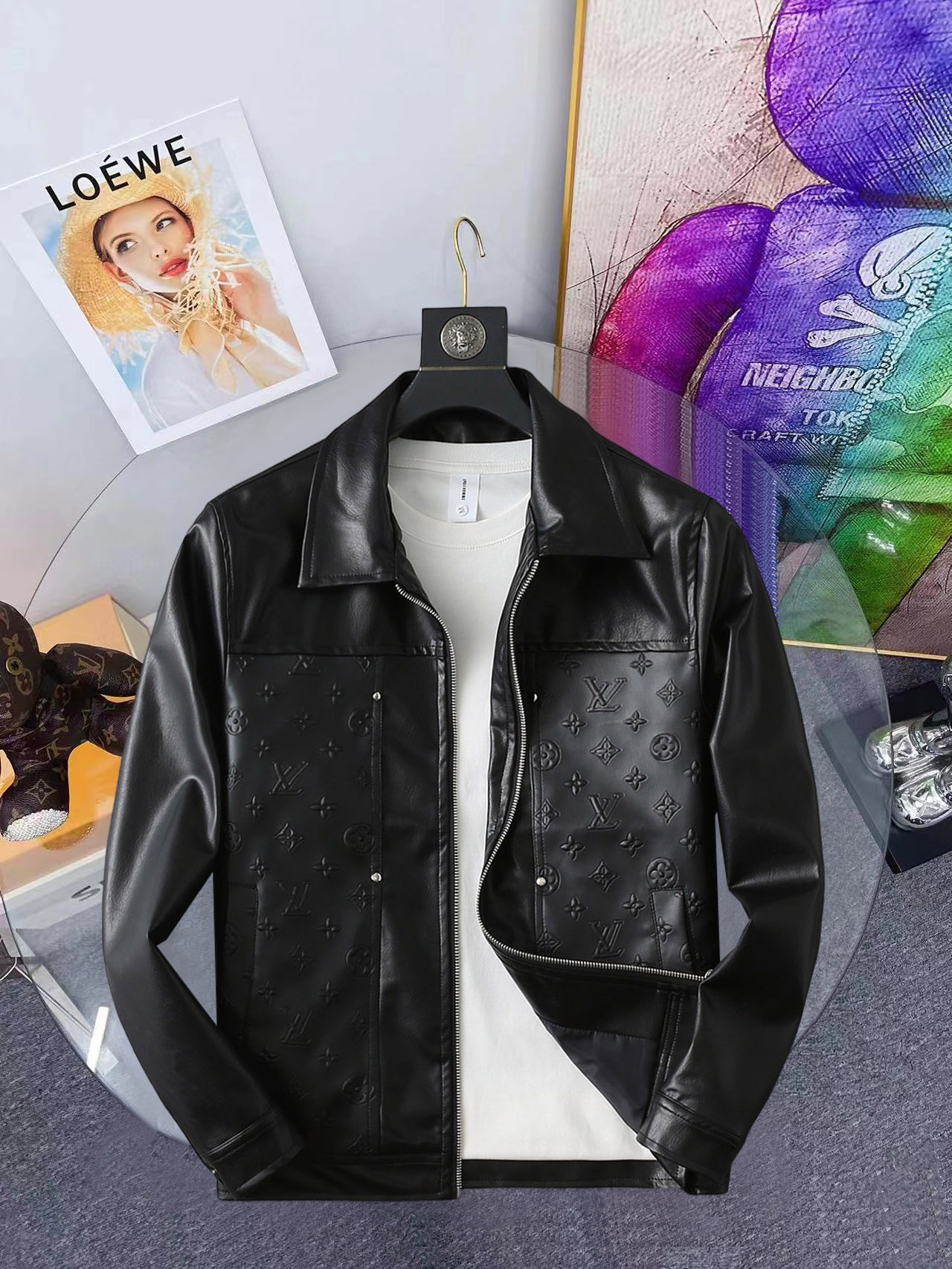 NO:648298,Same style as LV official website, complete with three labels, sold in advance. 2025ss new autumn men's leather jacket, reversible original single with three labels, high-end version. Custom-made fabrics at counter. High breathability and comfort, impeccable details, brand element design concept, reflecting high quality. Delicate and soft feel. Casual tailoring, excellent upper body shape. Size M~3XL, maximum wearing capacity is 195 catties., louis vuitton, jackets & coats, jackets &  coats,leather jacket,alexander wang19860909LV官网同款,三标齐全,提前发售 2025ss开秋新款男士皮衣夹克外套,双面穿原单三标齐全高端版本 专柜定制面料 透气舒适度高,细节无可挑剔,品牌元素设计理念,体现高品质.手感细腻柔软 呈现休闲裁剪,上身版型超赞 码数M～3XL,最大穿195斤,,louis vuitton,jackets & coats,jackets & coats,leather jacket,alexander wang,Men's clothing