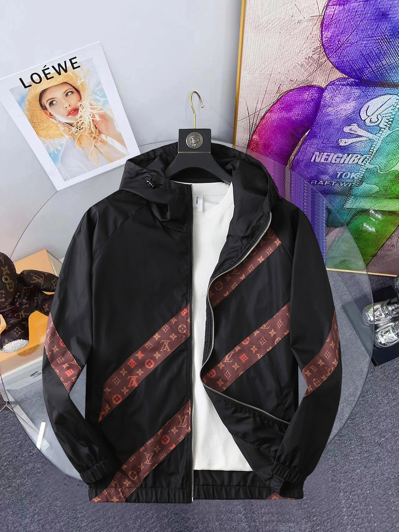 NO:648304,Same style as LV official website, complete with three labels, on sale in advance. 2025ss new autumn men's jacket, double-sided original single with three labels, high-end version. Custom-made fabrics at the counter. Highly breathable and comfortable, impeccable details, brand element design concept, reflecting high quality. Delicate and soft feel. Casual tailoring, excellent upper body shape. Size M～3XL, maximum wearing capacity is 195 pounds. Louis vuitton, jackets & coats, jackets & coats, alexander  wang19860909LV官网同款,三标齐全,提前发售 2025ss开秋新款男士夹克外套,双面穿原单三标齐全高端版本 专柜定制面料 透气舒适度高,细节无可挑剔,品牌元素设计理念,体现高品质.手感细腻柔软 呈现休闲裁剪,上身版型超赞 码数M～3XL,最大穿195斤,,louis vuitton,jackets & coats,jackets & coats,alexander wang,Men's clothing