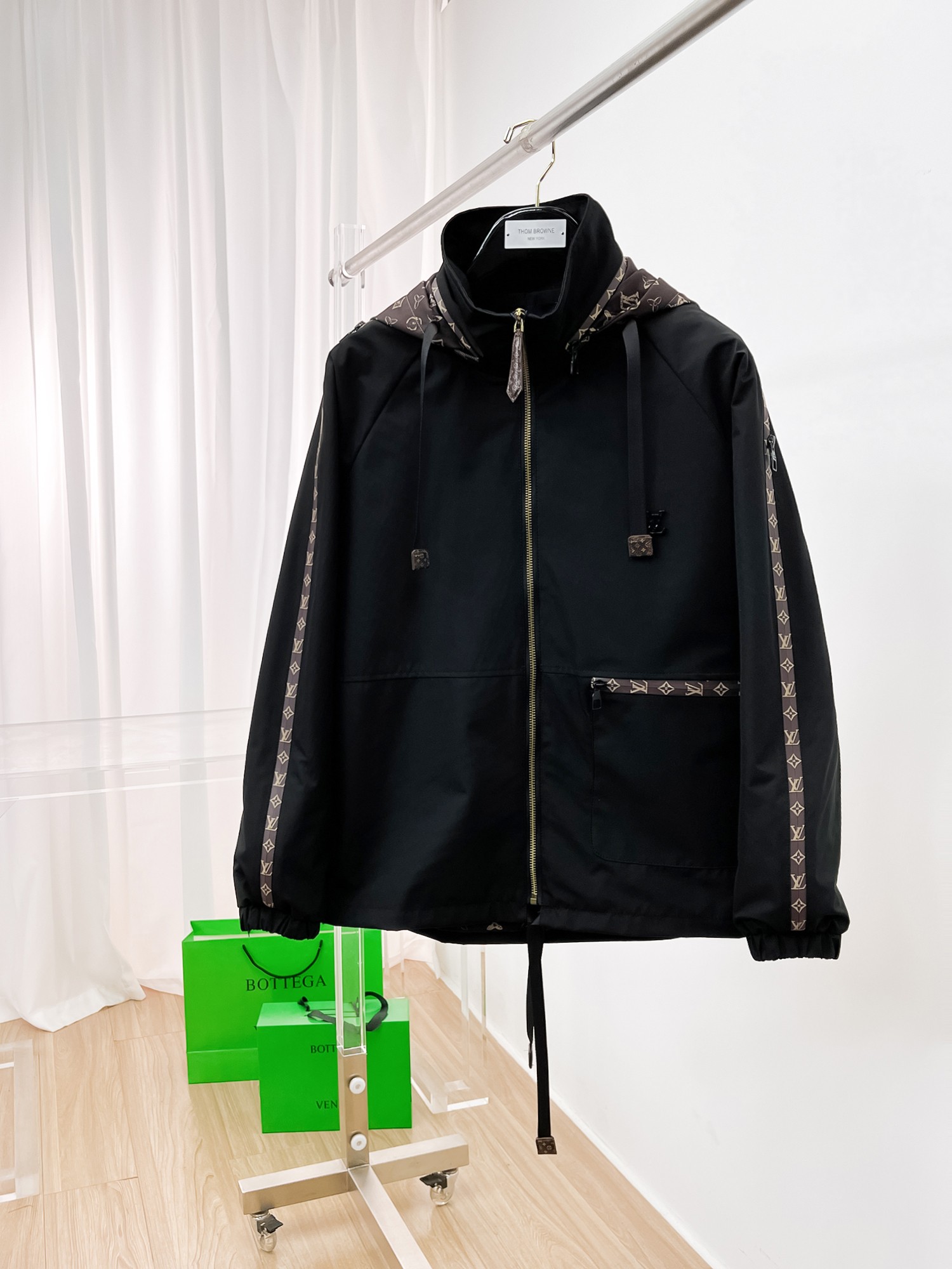 NO:135289,The same model on the official website of LV, released in advance!  2025ss Spring New Men's Jacket, original single three-standard full high-end version!  With hidden hat, customized fabric for counter, high breathability and comfort, impeccable details, brand element design concept, reflecting high quality. The feel is delicate and soft!  It is casually cut, with a great upper body style!  The number of code M~3XL, the maximum wear is 195 catties.,,louis vuitton, jackets & coats, jackets & coats,hats,alexander wang19860909LV 官网同款,提前发售！2025ss开春新款男士夹克外套,原单三标齐全高端版本！带隐藏帽,专柜定制面料 透气舒适度高,细节无可挑剔,品牌元素设计理念,体现高品质.手感细腻柔软！呈现休闲裁剪,上身版型超赞！码数M～3XL,最大穿195斤.,,louis vuitton,jackets & coats,jackets & coats,hats,alexander wang,Men's clothing