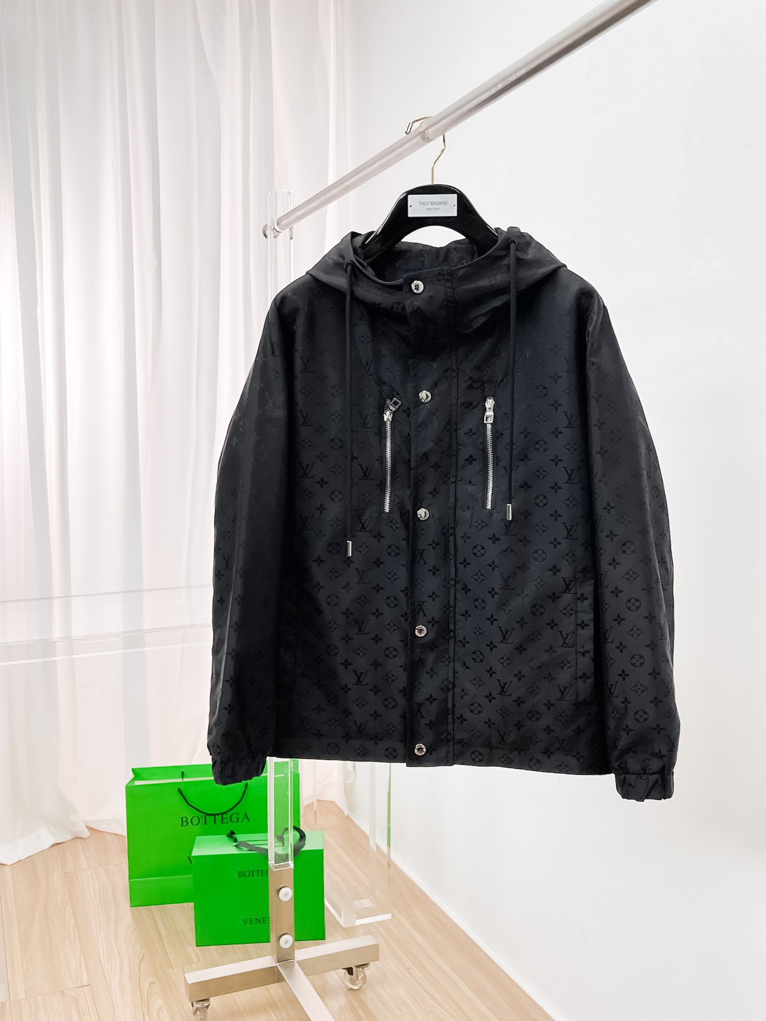 NO:135291,The same model on the official website of LV, released in advance!  2025ss Spring New Men's Jacket, original single three-standard full high-end version!  With hidden hat, customized fabric for counter, high breathability and comfort, impeccable details, brand element design concept, reflecting high quality. The feel is delicate and soft!  It is casually cut, with a great upper body style!  The number of code M~3XL, the maximum wear is 195 catties.,,louis vuitton, jackets & coats, jackets & coats,hats,alexander wang19860909LV 官网同款,提前发售！2025ss开春新款男士夹克外套,原单三标齐全高端版本！带隐藏帽,专柜定制面料 透气舒适度高,细节无可挑剔,品牌元素设计理念,体现高品质.手感细腻柔软！呈现休闲裁剪,上身版型超赞！码数M～3XL,最大穿195斤.,,louis vuitton,jackets & coats,jackets & coats,hats,alexander wang,Men's clothing