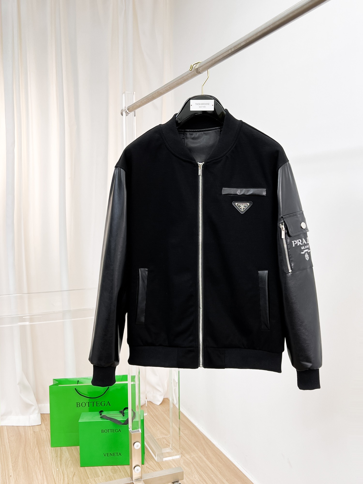 NO:135293,Prada's same model on the official website, released in advance!  2025ss Spring New Men's Jacket, original single three-standard full high-end version!  With hidden hat, customized fabric for counter, high breathability and comfort, impeccable details, brand element design concept, reflecting high quality. The feel is delicate and soft!  It is casually cut, with a great upper body style!  The number of code M~3XL, the maximum wear is 195 catties.,,prada, jackets & coats, jackets & coats,hats,alexander wang19860909普拉达 官网同款,提前发售！2025ss开春新款男士夹克外套,原单三标齐全高端版本！带隐藏帽,专柜定制面料 透气舒适度高,细节无可挑剔,品牌元素设计理念,体现高品质.手感细腻柔软！呈现休闲裁剪,上身版型超赞！码数M～3XL,最大穿195斤.,,prada,jackets & coats,jackets & coats,hats,alexander wang,Men's clothing