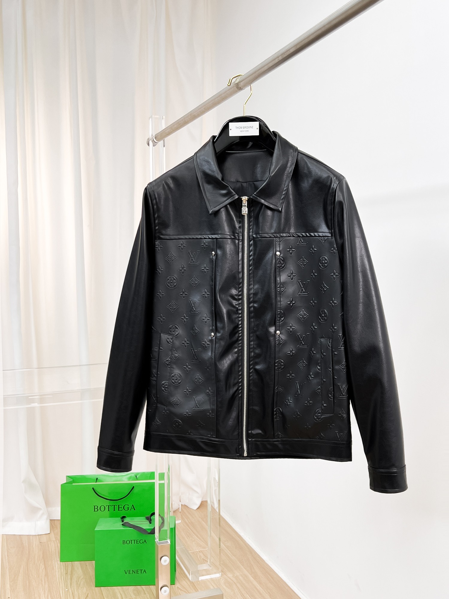 NO:135299,The same model on the official website of LV, released in advance!  2025ss New men's leather jacket jacket for spring, original single three-standard high-end version!  With hidden hat, customized fabric for counter, high breathability and comfort, impeccable details, brand element design concept, reflecting high quality. The feel is delicate and soft!  It is casually cut, with a great upper body style!  Number of code M~3XL, maximum wear 195 catties., louis vuitton, jackets & coats, jackets & coats, leather jacket, hats, alexander wang19860909LV 官网同款,提前发售！2025ss开春新款男士皮衣夹克外套,原单三标齐全高端版本！带隐藏帽,专柜定制面料 透气舒适度高,细节无可挑剔,品牌元素设计理念,体现高品质.手感细腻柔软！呈现休闲裁剪,上身版型超赞！码数M～3XL,最大穿195斤.,,louis vuitton,jackets & coats,jackets & coats,leather jacket,hats,alexander wang,Men's clothing