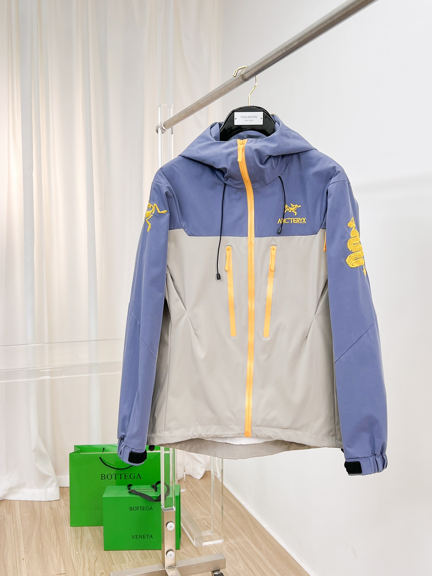 NO:135295,Archaeopteryx is the same as the official website, and is released in advance!  2025ss Spring New Men's Jacket, original single three-standard full high-end version!  With hidden hat, customized fabric for counter, high breathability and comfort, impeccable details, brand element design concept, reflecting high quality. The feel is delicate and soft!  It is casually cut, with a great upper body style!  Number of code M~3XL, maximum wear 195 catties.,arc'teryx,jackets & coats,jackets & coats,hats,alexander wang19860909始祖鸟 官网同款,提前发售！2025ss开春新款男士夹克外套,原单三标齐全高端版本！带隐藏帽,专柜定制面料 透气舒适度高,细节无可挑剔,品牌元素设计理念,体现高品质.手感细腻柔软！呈现休闲裁剪,上身版型超赞！码数M～3XL,最大穿195斤.,arc'teryx,jackets & coats,jackets & coats,hats,alexander wang,Men's clothing