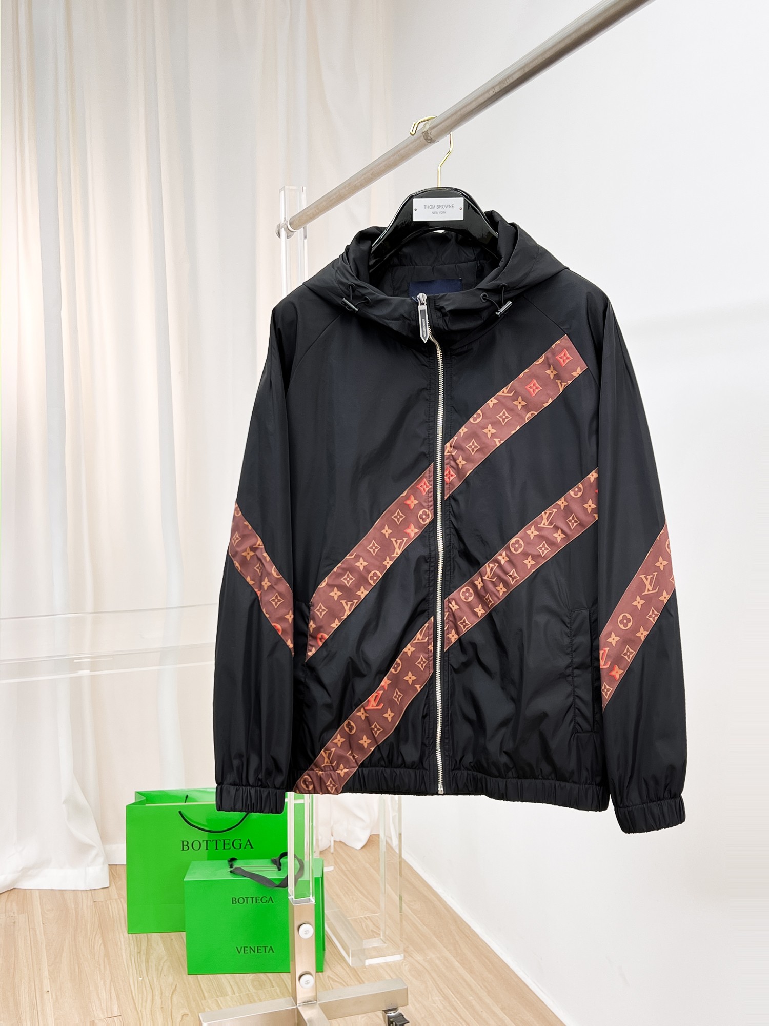 NO:135297,The same model on the official website of LV, released in advance!  2025ss Spring New Men's Jacket, original single three-standard full high-end version!  With hidden hat, customized fabric for counter, high breathability and comfort, impeccable details, brand element design concept, reflecting high quality. The feel is delicate and soft!  It is casually cut, with a great upper body style!  The number of code M~3XL, the maximum wear is 195 catties.,,louis vuitton, jackets & coats, jackets & coats,hats,alexander wang19860909LV 官网同款,提前发售！2025ss开春新款男士夹克外套,原单三标齐全高端版本！带隐藏帽,专柜定制面料 透气舒适度高,细节无可挑剔,品牌元素设计理念,体现高品质.手感细腻柔软！呈现休闲裁剪,上身版型超赞！码数M～3XL,最大穿195斤.,,louis vuitton,jackets & coats,jackets & coats,hats,alexander wang,Men's clothing