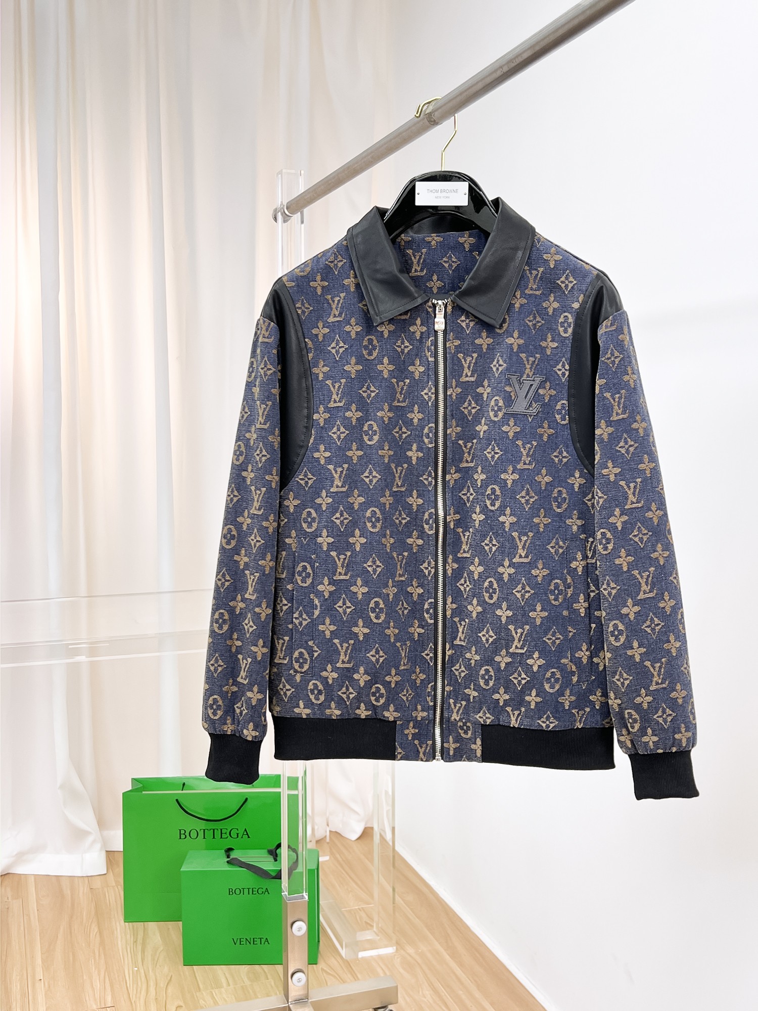 NO:135301,The same model on the official website of LV, released in advance!  2025ss New Men's Denim Jacket Jacket in the Spring Festival, the original single three-standard high-end version!  With hidden hat, customized fabric for counter, high breathability and comfort, impeccable details, brand element design concept, reflecting high quality. The feel is delicate and soft!  It is casually cut, with a great upper body style!  The number of code M~3XL, the maximum wear is 195 catties.,,louis vuitton, jackets & coats, jackets & coats,hats,alexander wang19860909LV 官网同款,提前发售！2025ss开春新款男士牛仔夹克外套,原单三标齐全高端版本！带隐藏帽,专柜定制面料 透气舒适度高,细节无可挑剔,品牌元素设计理念,体现高品质.手感细腻柔软！呈现休闲裁剪,上身版型超赞！码数M～3XL,最大穿195斤.,,louis vuitton,jackets & coats,jackets & coats,hats,alexander wang,Men's clothing