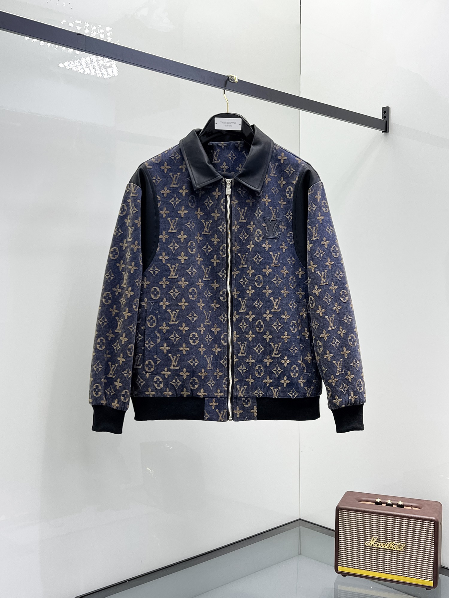 NO:131537,The same style on the official website of LV, complete three standards, and is released in advance. The new men's denim jacket in the spring, the original three standards are complete and high-end version. Customized fabrics for counters. High breathability and comfort, impeccable details, brand elements design concept, reflecting high quality. The feel is delicate and soft. It presents casual cut, and the upper body style is superb. The number of sizes M~3XL, the maximum wear is 195 catties, louis vuitton, jackets & coats, jackets & coats, alexander wang19860909LV官网同款,三标齐全,提前发售 ss开春新款男士牛仔夹克外套,原单三标齐全高端版本 专柜定制面料 透气舒适度高,细节无可挑剔,品牌元素设计理念,体现高品质.手感细腻柔软 呈现休闲裁剪,上身版型超赞 码数M～3XL,最大穿195斤,,louis vuitton,jackets & coats,jackets & coats,alexander wang,Men's clothing