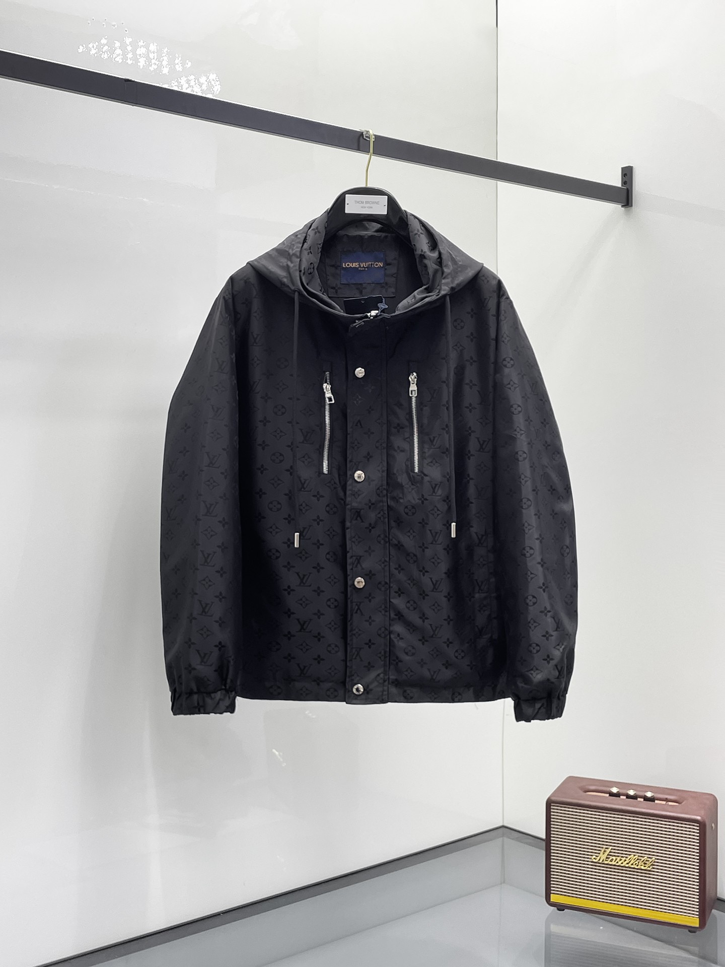 NO:131541,The same style on the official website of LV, complete three standards, and is released in advance. The new men's jacket in the spring of ss, the original three standards are complete and high-end version. Customized fabrics for counters. High breathability and comfort, impeccable details, brand elements design concept, reflecting high quality. The feel is delicate and soft. It presents casual cut, and the upper body style is superb. The number of sizes M~3XL, the maximum wear is 195 catties, louis vuitton, jackets & coats, jackets & coats, alexander wang19860909LV官网同款,三标齐全,提前发售 ss开春新款男士夹克外套,原单三标齐全高端版本 专柜定制面料 透气舒适度高,细节无可挑剔,品牌元素设计理念,体现高品质.手感细腻柔软 呈现休闲裁剪,上身版型超赞 码数M～3XL,最大穿195斤,,louis vuitton,jackets & coats,jackets & coats,alexander wang,Men's clothing