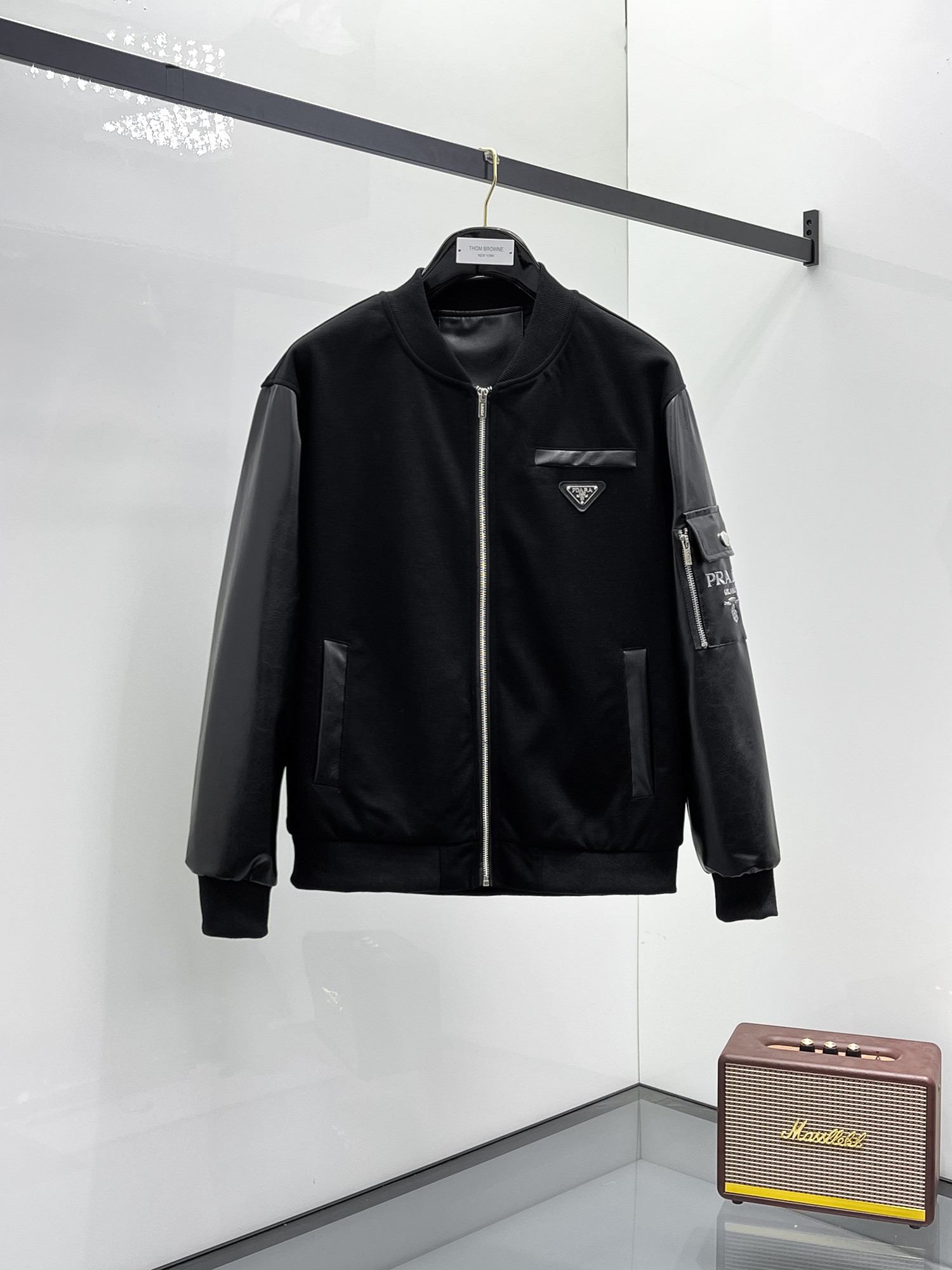 NO:131544,The same style on Prada official website, complete three standards, released in advance. SS New men's leather jacket jacket, original three standards, full high-end version. Customized fabric for counter, breathable and comfortable, impeccable details, brand element design concept, reflecting high quality. The feel is delicate and soft, presents casual cut, and the upper body style is superb. The number of sizes M~3XL, maximum wear 195 catties, prada, jackets & coats, jackets & coats, leather jacket, alexander wang19860909普拉达官网同款,三标齐全,提前发售 ss开春新款男士皮衣夹克外套,原单三标齐全高端版本 专柜定制面料 透气舒适度高,细节无可挑剔,品牌元素设计理念,体现高品质.手感细腻柔软 呈现休闲裁剪,上身版型超赞 码数M～3XL,最大穿195斤,,prada,jackets & coats,jackets & coats,leather jacket,alexander wang,Men's clothing