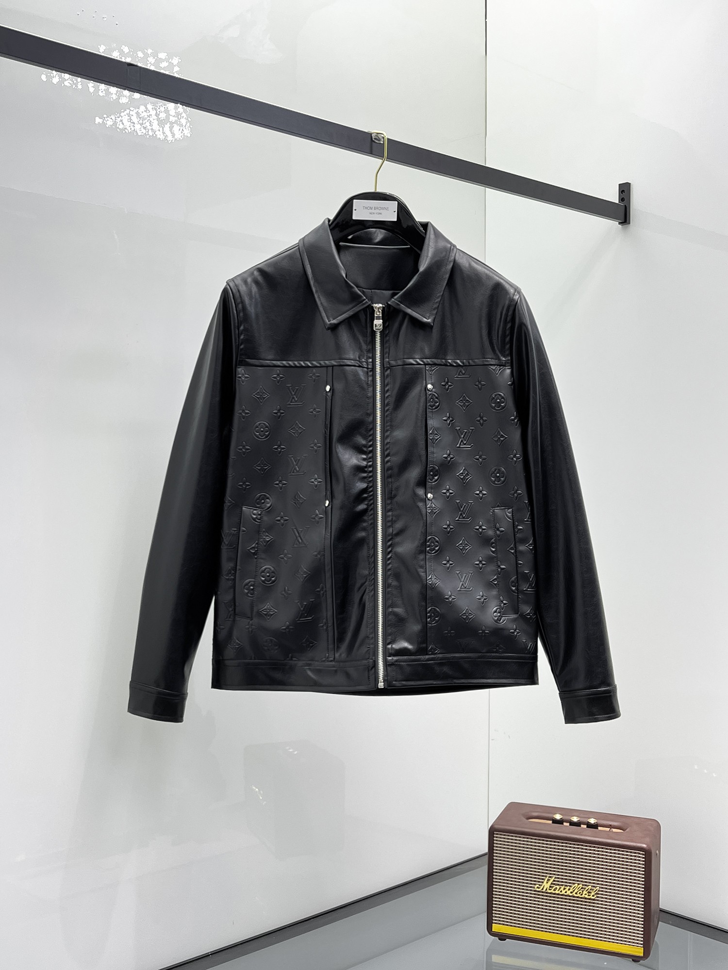 NO:131547,The same style on the official website of LV, complete three standards, and is released in advance. The new men's leather jacket jacket for spring, the original three standards are complete and high-end version. Customized fabrics for counters. High breathability and comfort, impeccable details, brand elements design concept, reflecting high quality. The feel is delicate and soft. It presents casual cut, and the upper body style is superb. The number of sizes M~3XL, the maximum wear is 195 catties, louis vuitton, jackets & coats, jackets & coats, leather jacket, alexander wang19860909LV官网同款,三标齐全,提前发售 ss开春新款男士皮衣夹克外套,原单三标齐全高端版本 专柜定制面料 透气舒适度高,细节无可挑剔,品牌元素设计理念,体现高品质.手感细腻柔软 呈现休闲裁剪,上身版型超赞 码数M～3XL,最大穿195斤,,louis vuitton,jackets & coats,jackets & coats,leather jacket,alexander wang,Men's clothing