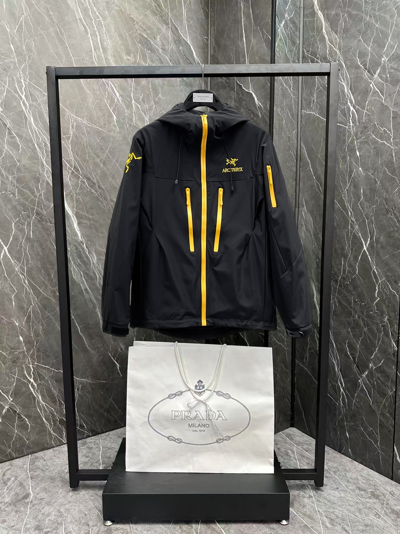 NO:137342,Archaeoptera bird, the same style on the official website, complete three standards, released in advance. 2025ss Spring New Men's Jacket, original three standards, full high-end version. Customized counter fabric, breathable and comfortable, impeccable details, brand element design concept, reflecting high quality. The feel is delicate and soft, presents casual cut, and the upper body style is superb. The number of sizes M~3XL, maximum wear 195 kilograms, arc'teryx, jackets & coats, jackets & coats, alexander wang19860909始祖鸟 官网同款,三标齐全,提前发售 2025ss开春新款男士夹克外套,原单三标齐全高端版本 专柜定制面料 透气舒适度高,细节无可挑剔,品牌元素设计理念,体现高品质.手感细腻柔软 呈现休闲裁剪,上身版型超赞 码数M～3XL,最大穿195斤,arc'teryx,jackets & coats,jackets & coats,alexander wang,Men's clothing