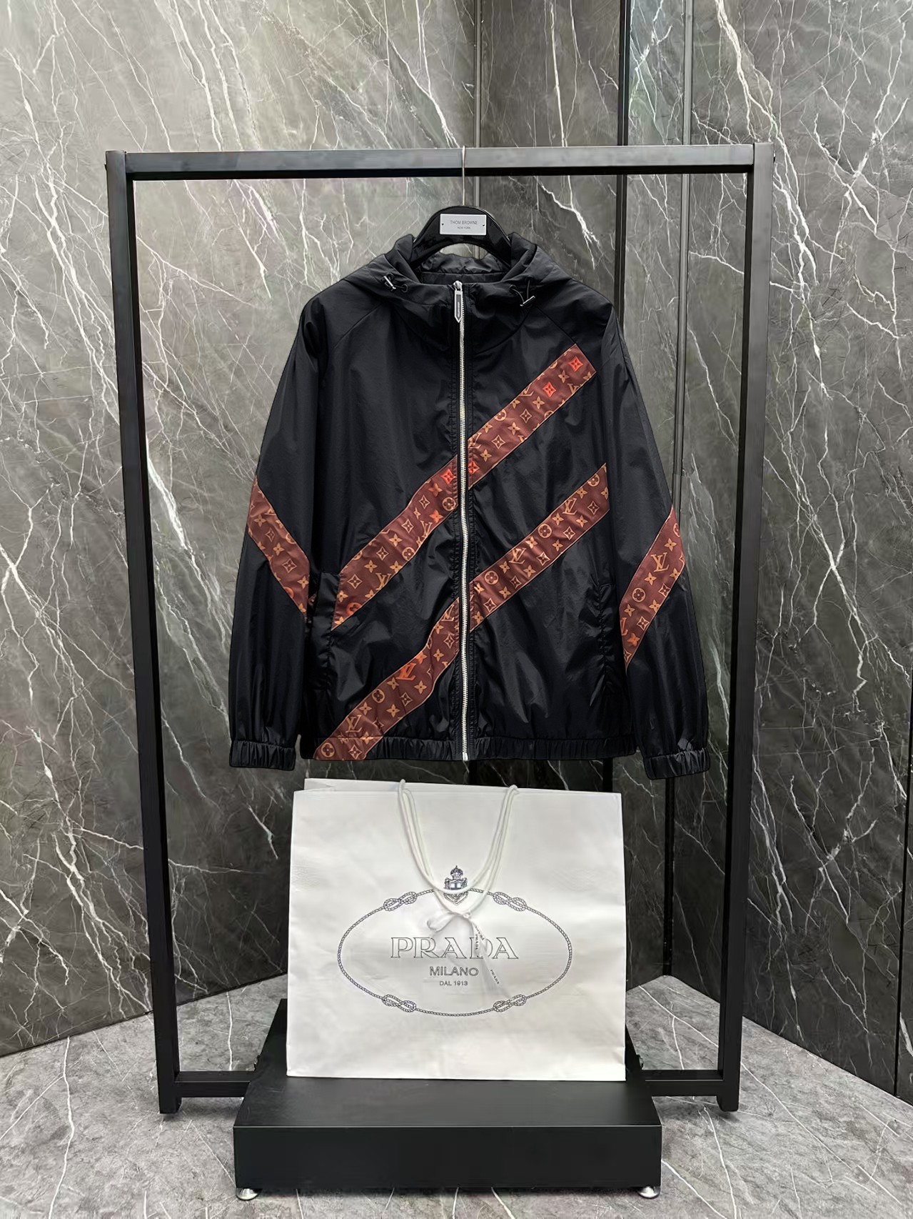 NO:137354,The same style on the official website, complete three standards, released in advance. 2025ss Spring New Men's Jacket Jacket, original three standards, full high-end version. Customized counter fabrics, breathable and comfortable, impeccable details, brand elements design concept, reflect high quality. The feel is delicate and soft, presents casual cut, and the upper body style is superb. Number of sizes M~3XL, maximum wear 195 catties, louis vuitton, jackets & coats, jackets & coats, alexander wang19860909LV 官网同款,三标齐全,提前发售 2025ss开春新款男士夹克外套,原单三标齐全高端版本 专柜定制面料 透气舒适度高,细节无可挑剔,品牌元素设计理念,体现高品质.手感细腻柔软 呈现休闲裁剪,上身版型超赞 码数M～3XL,最大穿195斤,,louis vuitton,jackets & coats,jackets & coats,alexander wang,Men's clothing