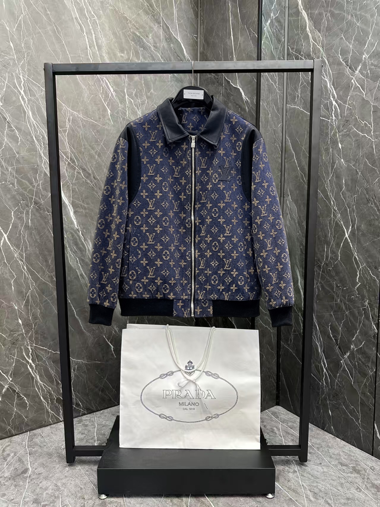 NO:137353,Guqi, the same style on the official website, complete three standards, released in advance. 2025ss Spring New Men's denim jacket jacket, original three standards, high-end version, customized counter fabric, breathable and comfortable, impeccable details, brand element design concept, reflecting high quality. The feel is delicate and soft, presents casual cut, and the upper body style is superb. The number of sizes M~3XL, maximum wear 195 kilograms, jackets & coats, jackets & coats, alexander wang19860909古奇 官网同款,三标齐全,提前发售 2025ss开春新款男士牛仔夹克外套,原单三标齐全高端版本 专柜定制面料 透气舒适度高,细节无可挑剔,品牌元素设计理念,体现高品质.手感细腻柔软 呈现休闲裁剪,上身版型超赞 码数M～3XL,最大穿195斤,,jackets & coats,jackets & coats,alexander wang,Men's clothing