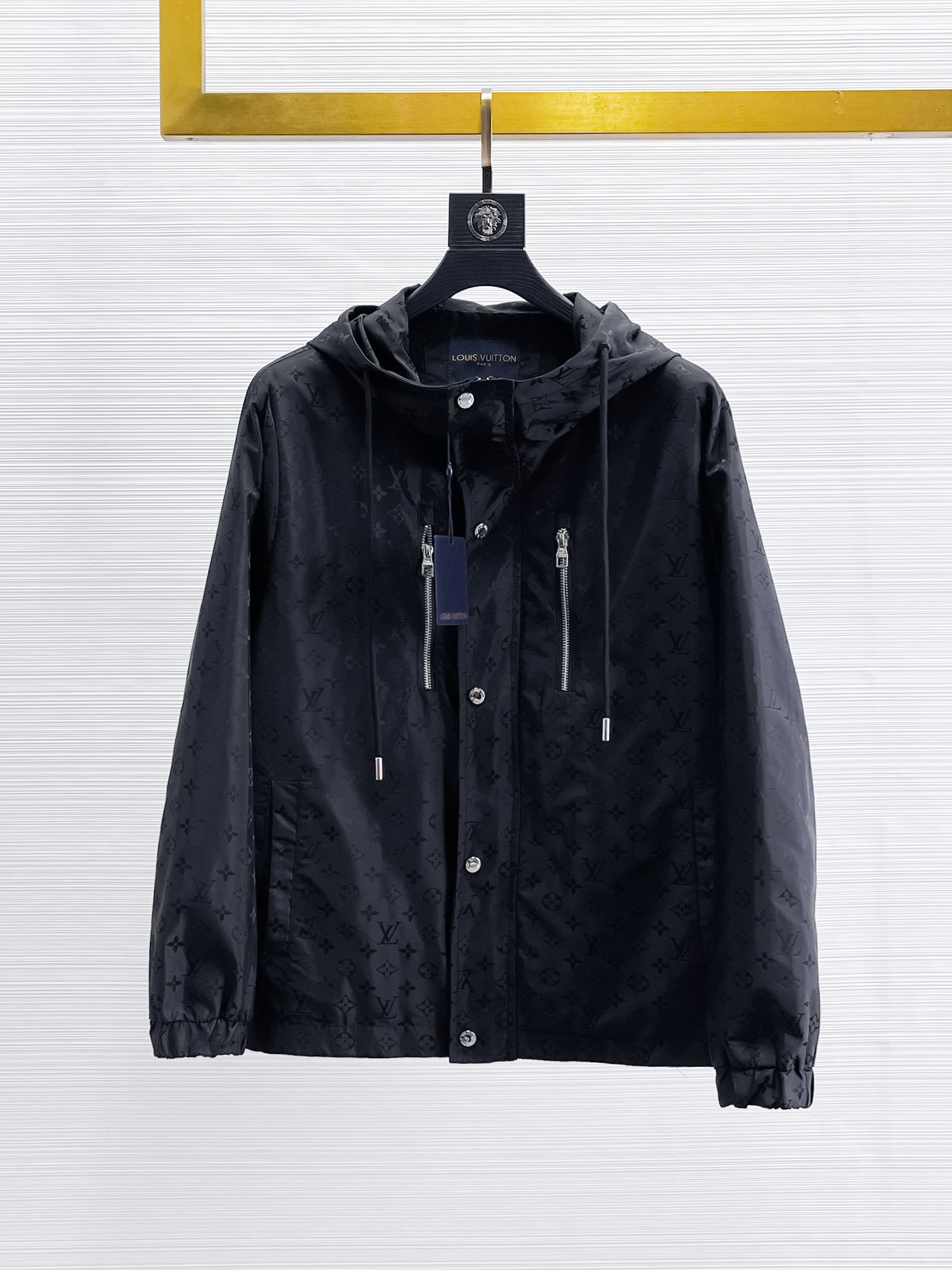 NO:869120,Same style as on LV official website, on sale in advance!  2026ss new spring men's jackets, original high-end version with three standards!  With hidden hood, custom-made fabrics at the counter, highly breathable and comfortable, impeccable details, brand element design concept, reflecting high quality. It feels delicate and soft!  It presents a casual cut and the upper body shape is awesome!  Size M～3XL, maximum wear is 195kg.,,louis vuitton,jackets & coats,jackets & coats,hats,19860909LV 官网同款,提前发售！2026ss开春新款男士夹克外套,原单三标齐全高端版本！带隐藏帽,专柜定制面料 透气舒适度高,细节无可挑剔,品牌元素设计理念,体现高品质.手感细腻柔软！呈现休闲裁剪,上身版型超赞！码数M～3XL,最大穿195斤.,,louis vuitton,jackets & coats,jackets & coats,hats,,Men's clothing