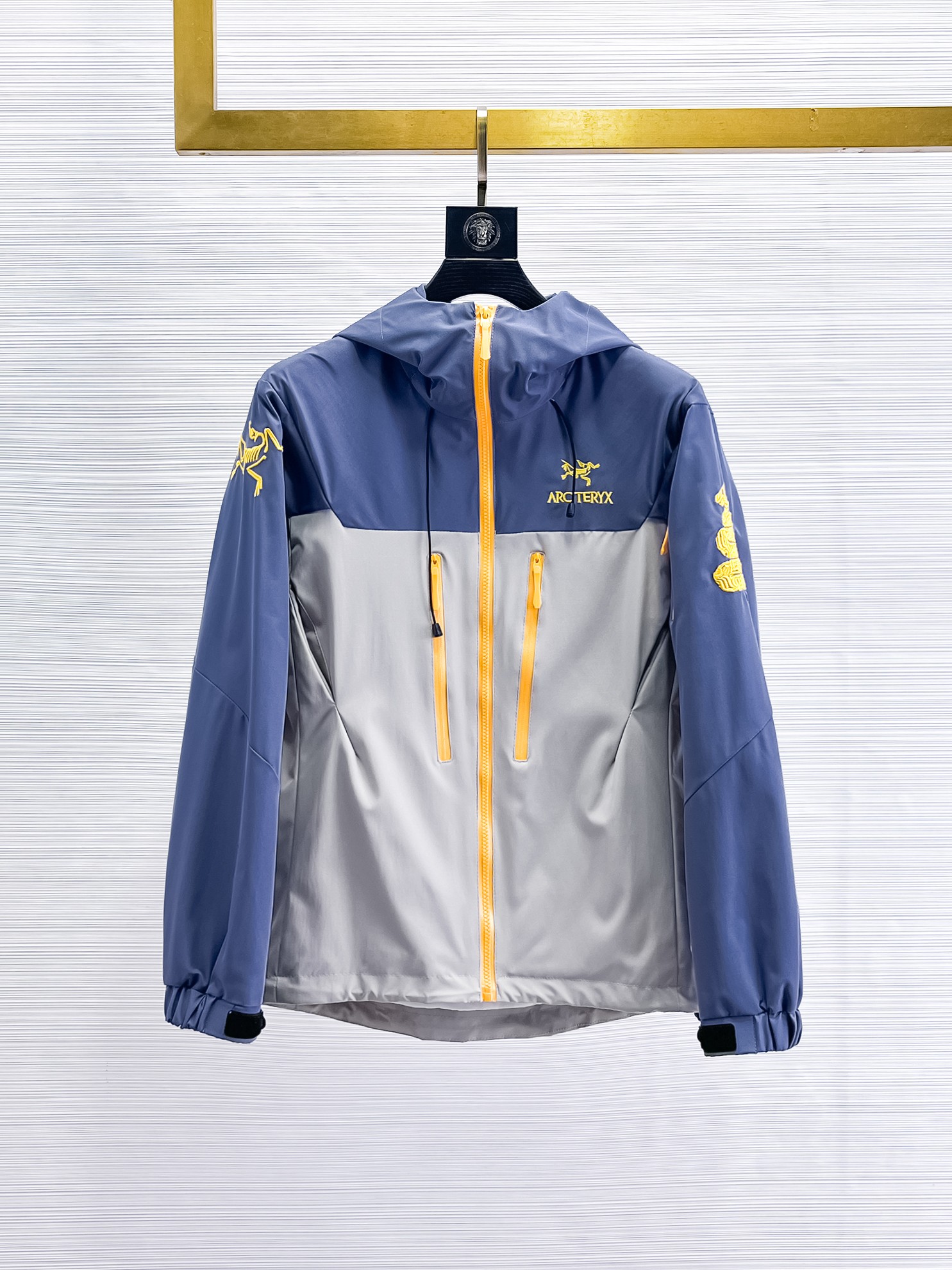 NO:869149,Same style as Arc’teryx official website, on sale in advance!  2026ss new spring men's jackets, original high-end version with three standards!  With hidden hood, custom-made fabrics at the counter, highly breathable and comfortable, impeccable details, brand element design concept, reflecting high quality. It feels delicate and soft!  It presents a casual cut and the upper body shape is awesome!  Size M～3XL, maximum wearing capacity is 195 catties.,arc'teryx,jackets & coats,jackets & coats,hats,19860909始祖鸟 官网同款,提前发售！2026ss开春新款男士夹克外套,原单三标齐全高端版本！带隐藏帽,专柜定制面料 透气舒适度高,细节无可挑剔,品牌元素设计理念,体现高品质.手感细腻柔软！呈现休闲裁剪,上身版型超赞！码数M～3XL,最大穿195斤.,arc'teryx,jackets & coats,jackets & coats,hats,,Men's clothing
