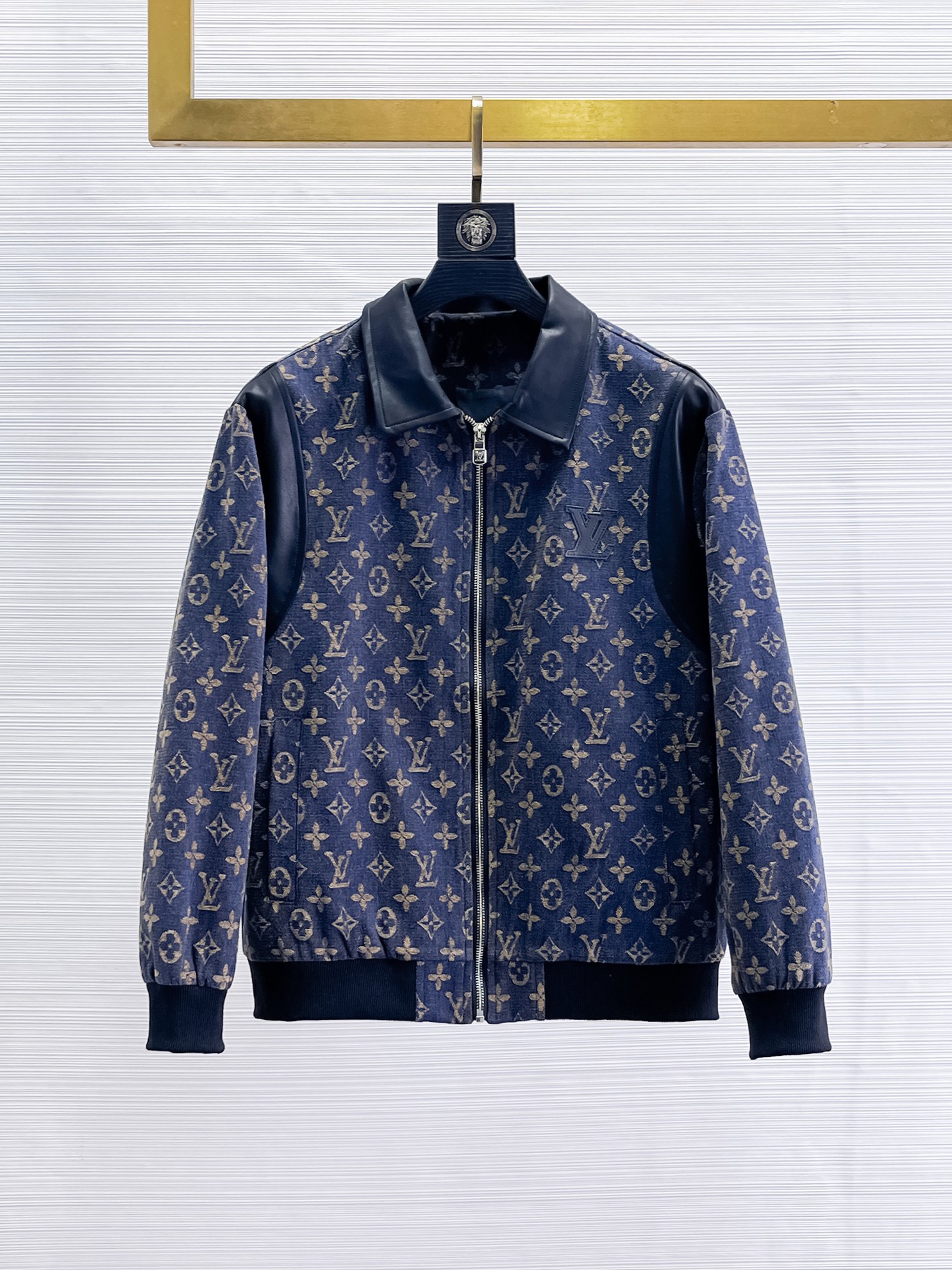 NO:869158,Same style as on LV official website, on sale in advance!  2026ss spring new men's denim jacket, original three-standard high-end version!  With hidden hood, custom-made fabrics at the counter, highly breathable and comfortable, impeccable details, brand element design concept, reflecting high quality. It feels delicate and soft!  It presents a casual cut and the upper body shape is awesome!  Size M～3XL, maximum wear is 195kg.,,louis vuitton,jackets & coats,jackets & coats,hats,19860909LV 官网同款,提前发售！2026ss开春新款男士牛子夹克外套,原单三标齐全高端版本！带隐藏帽,专柜定制面料 透气舒适度高,细节无可挑剔,品牌元素设计理念,体现高品质.手感细腻柔软！呈现休闲裁剪,上身版型超赞！码数M～3XL,最大穿195斤.,,louis vuitton,jackets & coats,jackets & coats,hats,,Men's clothing