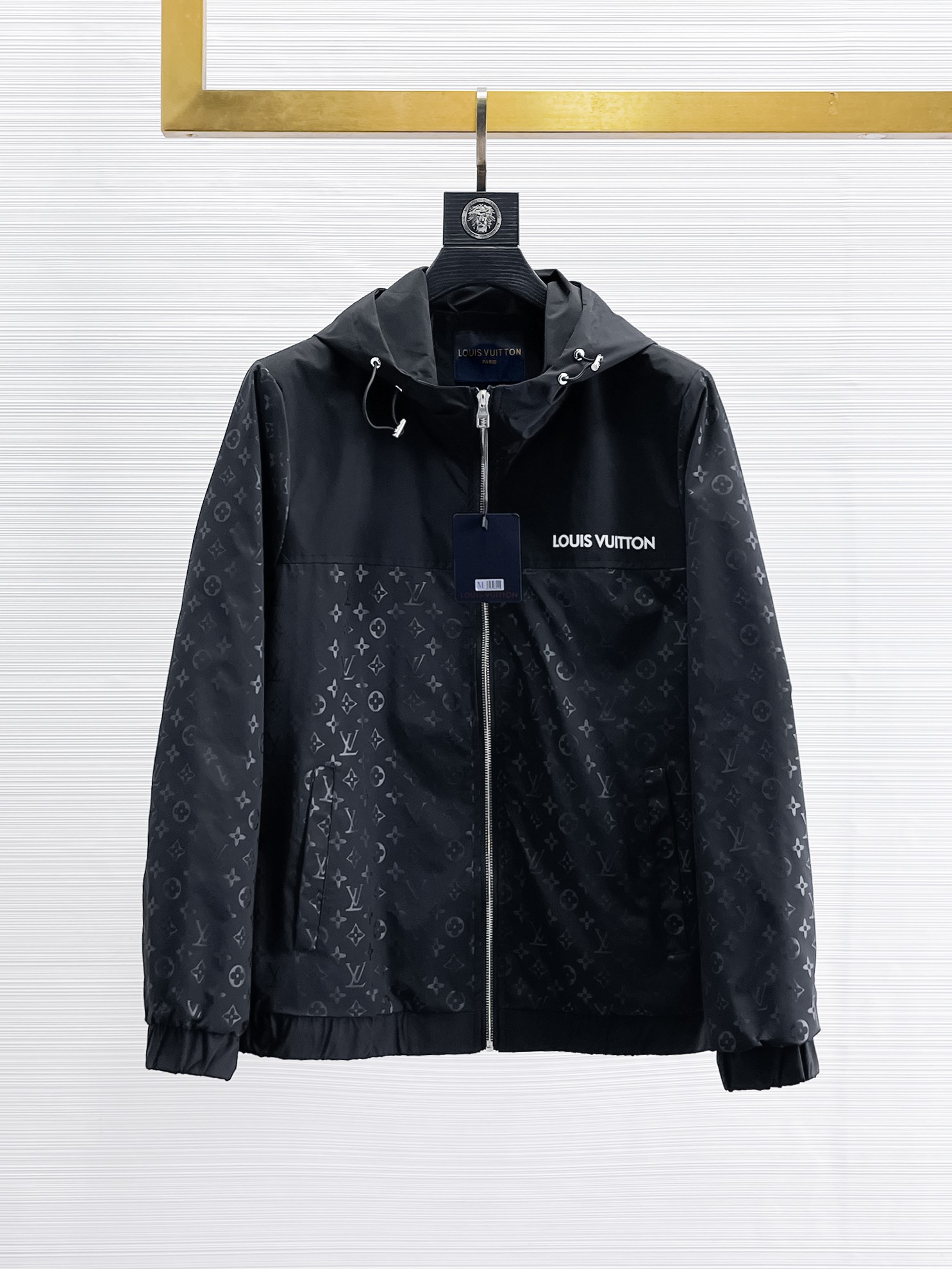 NO:869166,Same style as on LV official website, on sale in advance!  2026ss new spring men's jackets, original high-end version with three standards!  With hidden hood, custom-made fabrics at the counter, highly breathable and comfortable, impeccable details, brand element design concept, reflecting high quality. It feels delicate and soft!  It presents a casual cut and the upper body shape is awesome!  Size M～3XL, maximum wear is 195kg.,,louis vuitton,jackets & coats,jackets & coats,hats,19860909LV 官网同款,提前发售！2026ss开春新款男士夹克外套,原单三标齐全高端版本！带隐藏帽,专柜定制面料 透气舒适度高,细节无可挑剔,品牌元素设计理念,体现高品质.手感细腻柔软！呈现休闲裁剪,上身版型超赞！码数M～3XL,最大穿195斤.,,louis vuitton,jackets & coats,jackets & coats,hats,,Men's clothing